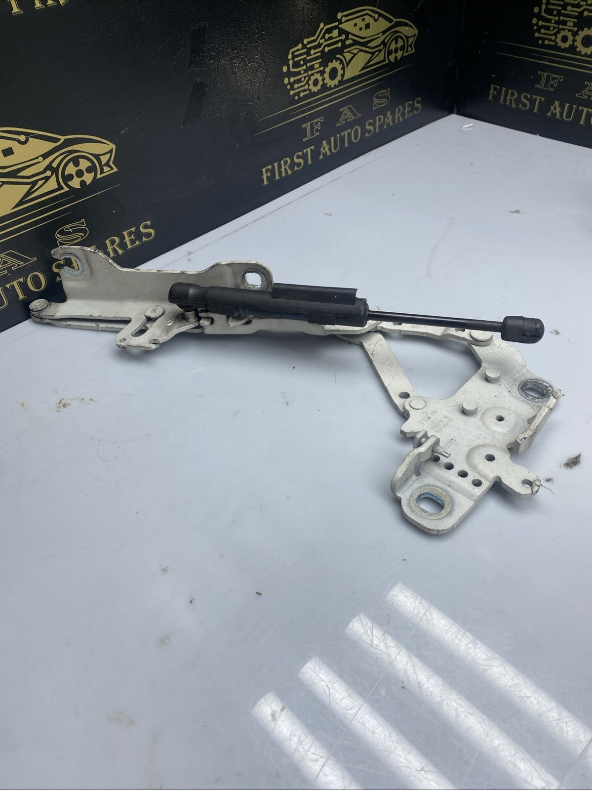 BMW 1 Series Right Driver OS Bonnet Hinge 13989610 F21 2011-2015
