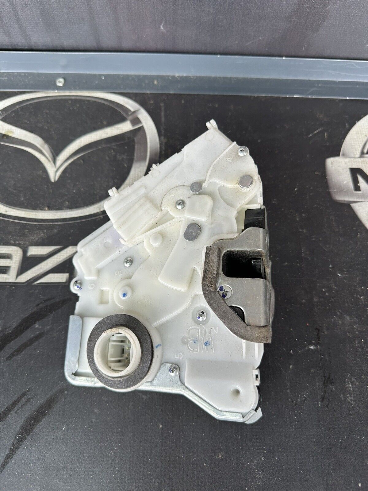 2012 TOYOTA YARIS DOOR LOCK MECHANISM NEAR SIDE FRONT