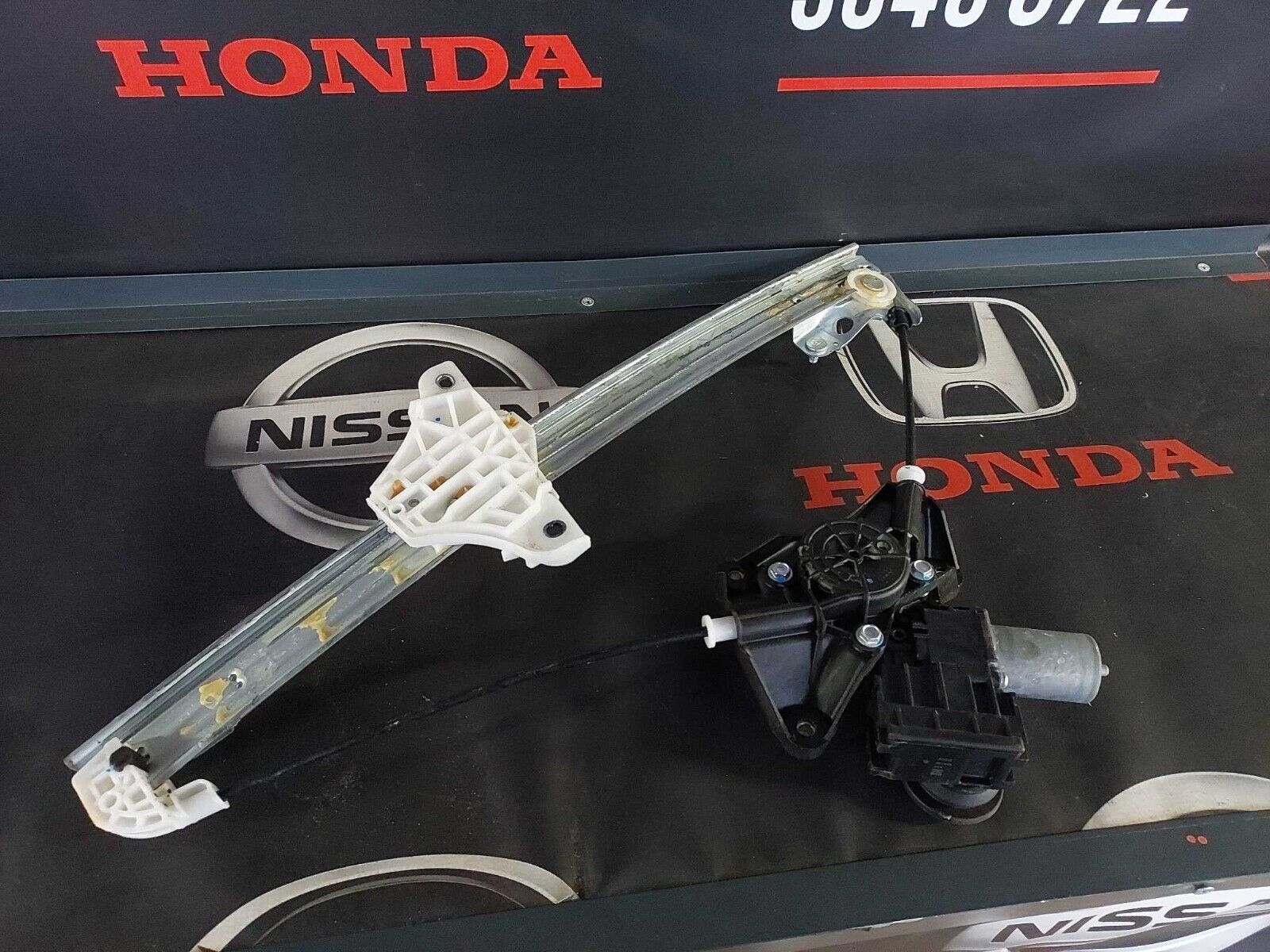 TOYOTA YARIS O/S FRONT WINDOW REGULATOR MOTOR