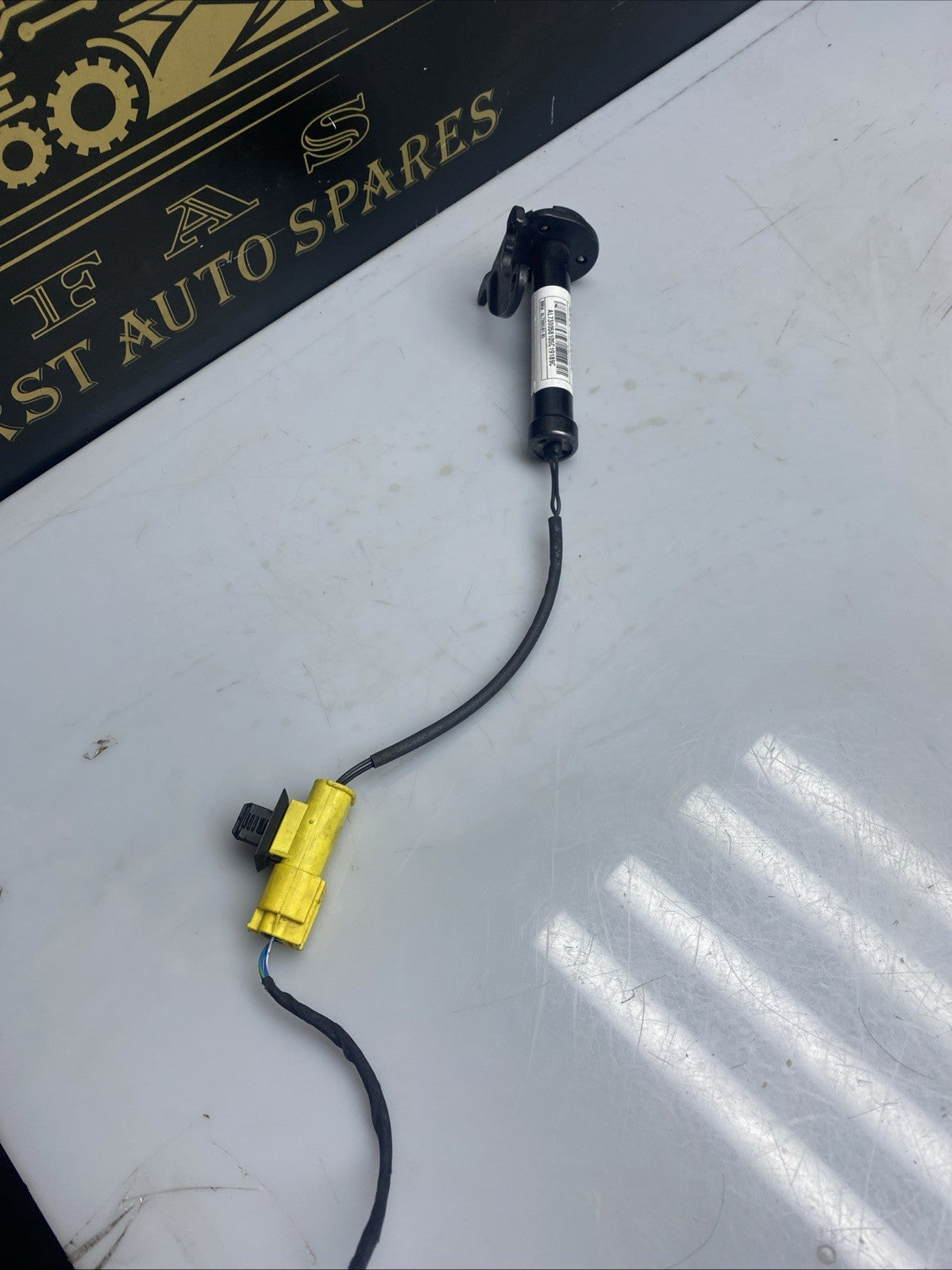  BMW X1  F48 FRONT PASSENGER SIDE BONNET HINGE ACTUATOR AL7300581 05