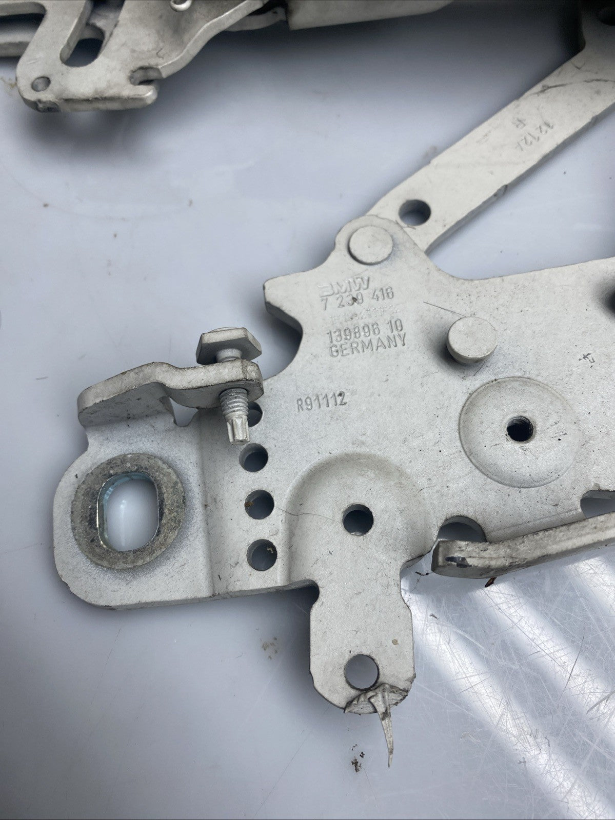 BMW 1 Series Right Driver OS Bonnet Hinge 13989610 F21 2011-2015