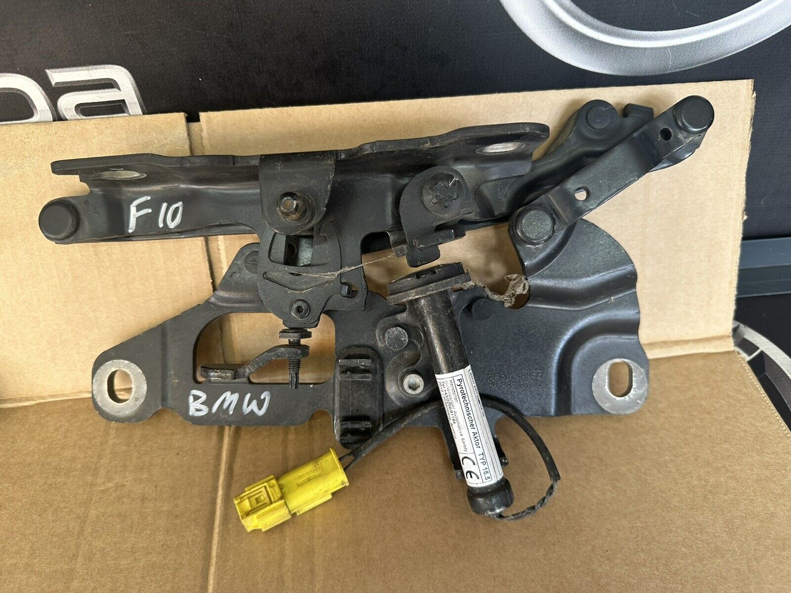 BMW 5 SERIES BONNET HOOD LID HINGES PAIR LEFT & RIGHT IN BLACK F10 2010 - 2016