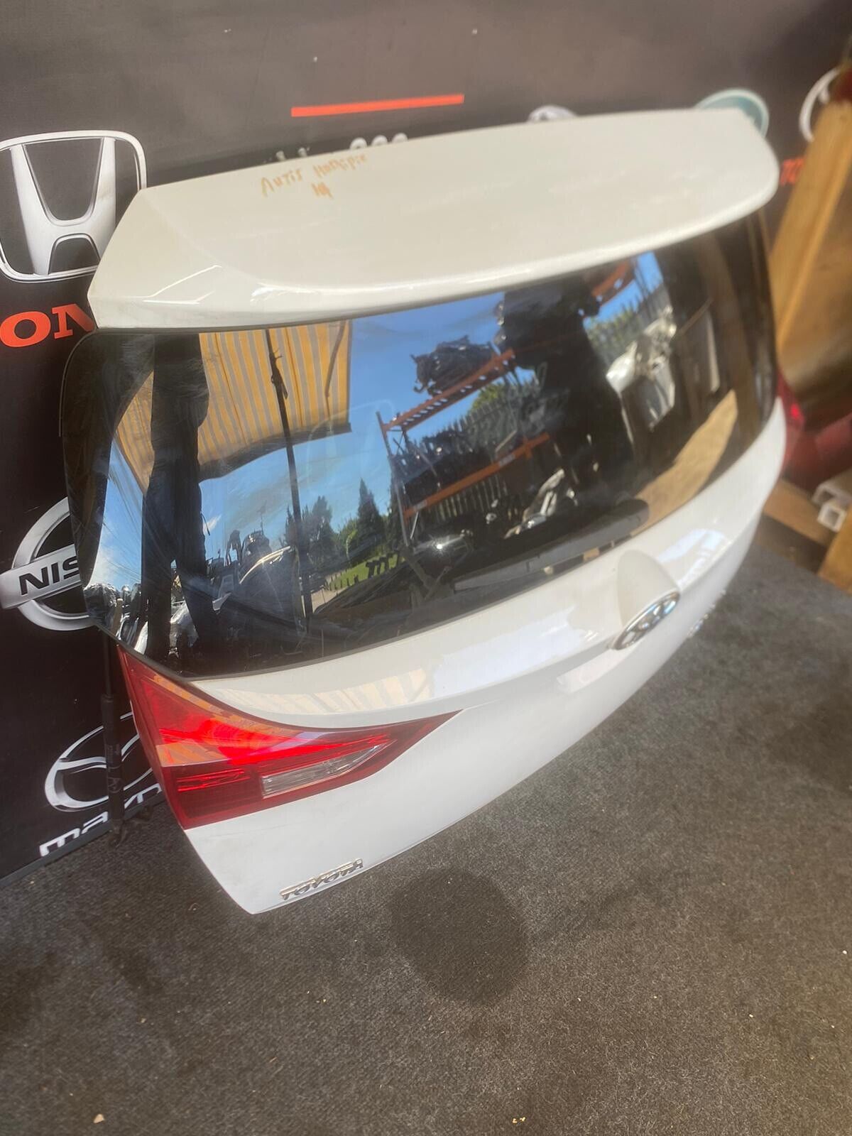 TOYOTA AURIS TAILGATE 2019 WHITE BARE