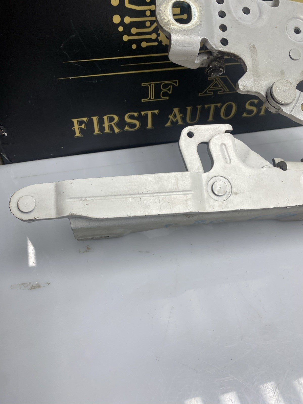 BMW 1 SERIES BONNET HINGE FRONT RIGHT PASSENGER SIDE F20 2011-2015