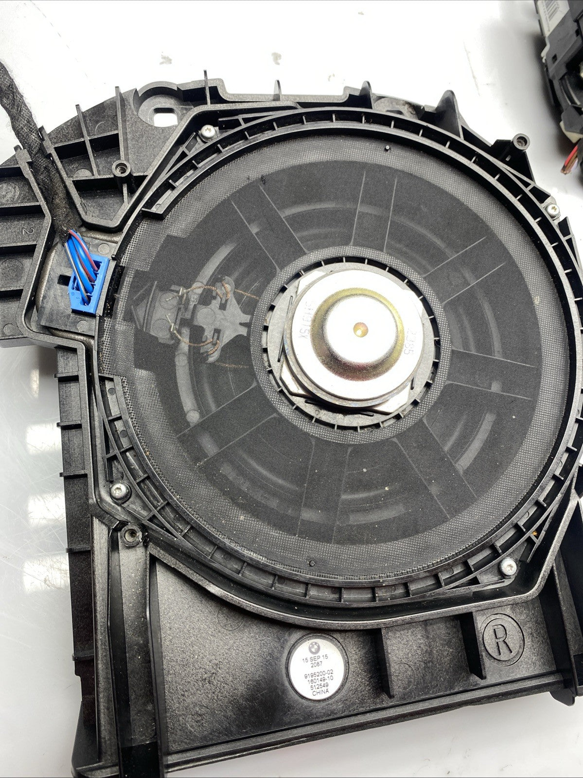 BMW 5 SERIES F10 F11 09-17 RIGHT DIVER SIDE CENTRAL BASS SUBFOOFER 9195200