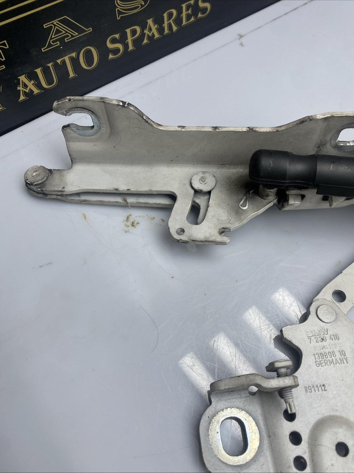 BMW 1 Series Right Driver OS Bonnet Hinge 13989610 F21 2011-2015