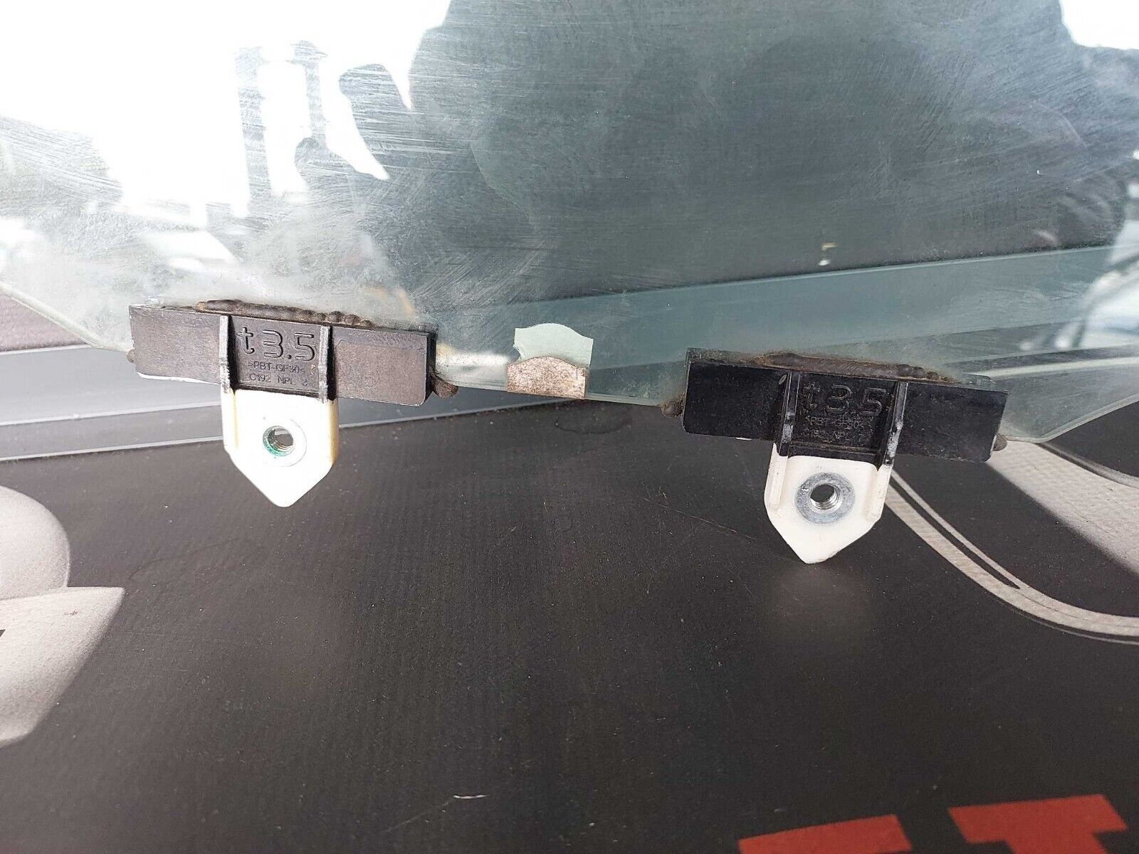 TOYOTA YARIS N/S FRONT WINDOW GLASS 2022