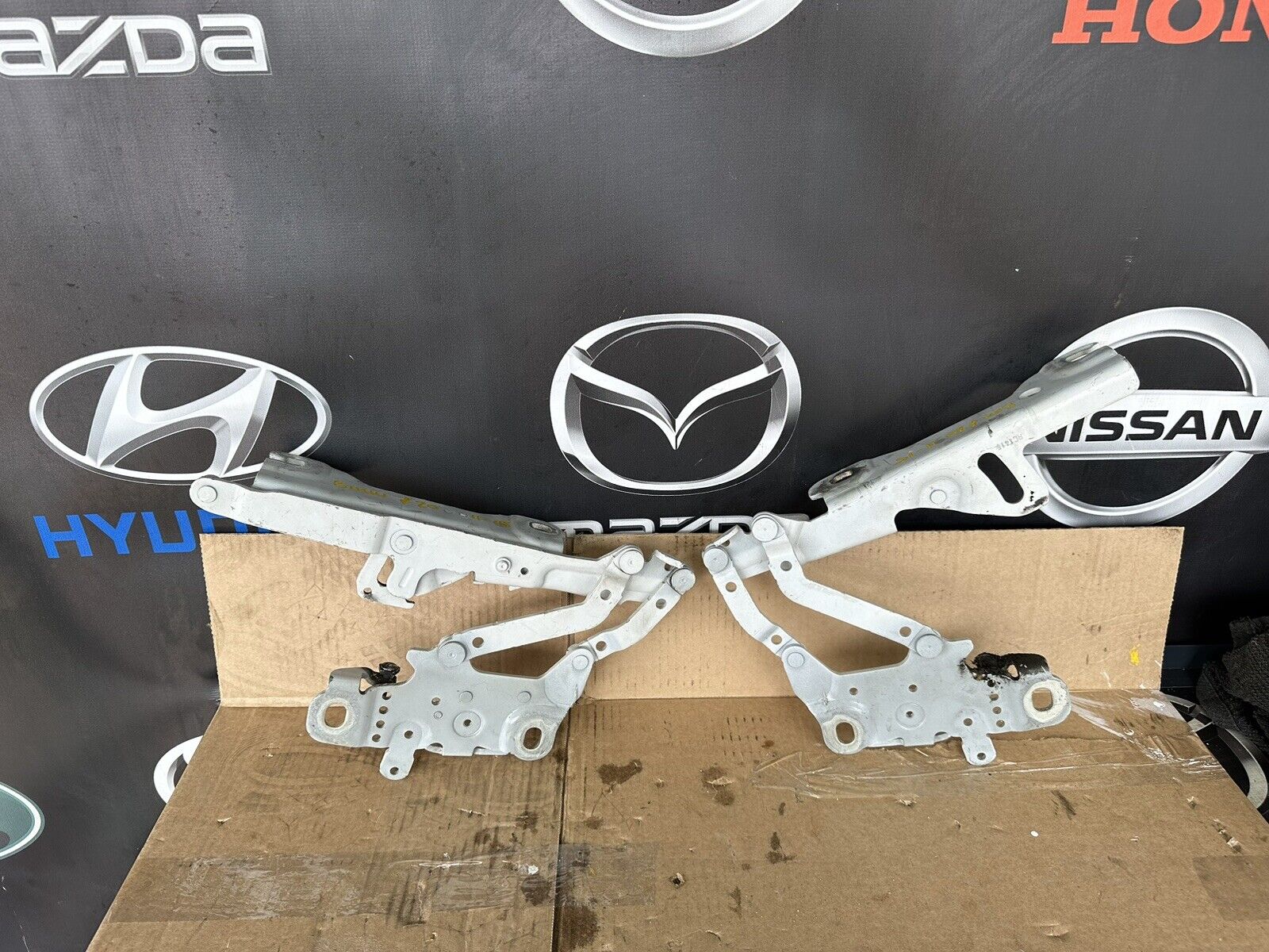 BMW 1 SERIES F20 F21 PAIR OF FRONT BONNET HOOD HINGES 2013 139896