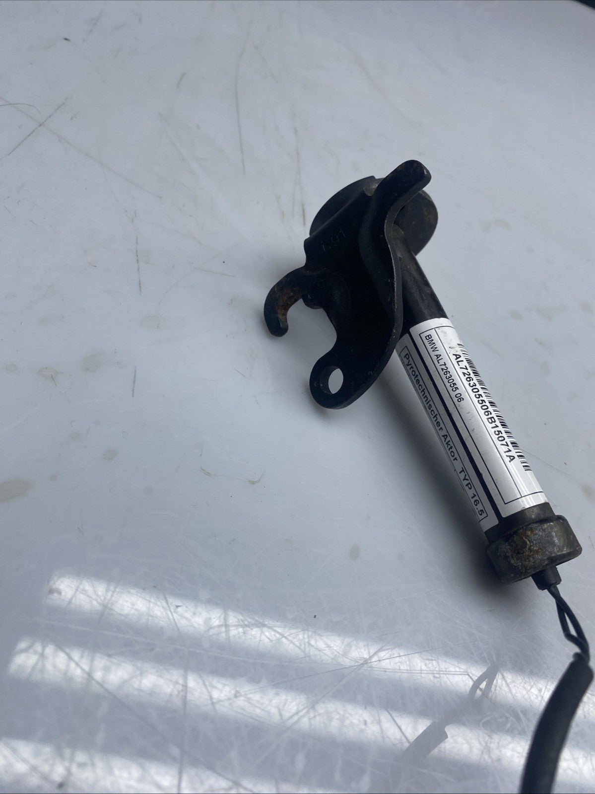 GENUINE BMW 5 SERIES F10 2016 LCI BONNET ACTUATOR LEFT SIDE 7263055