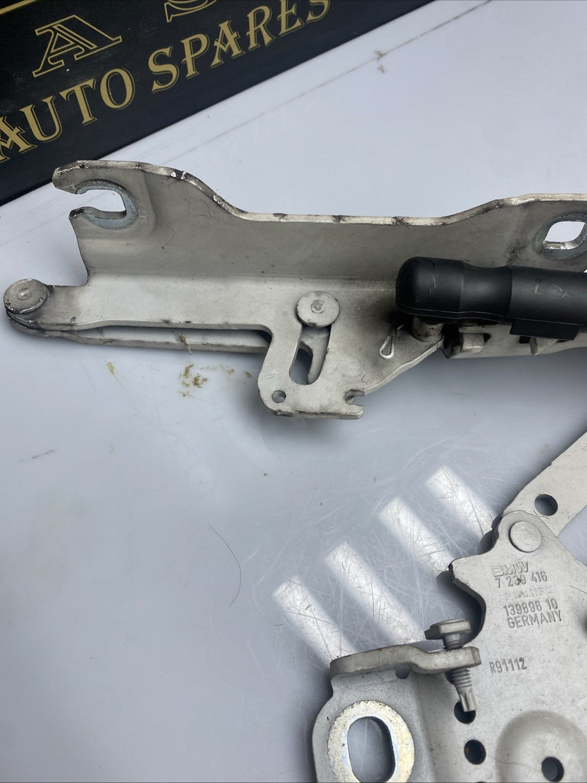 BMW 1 Series Right Driver OS Bonnet Hinge 13989610 F21 2011-2015