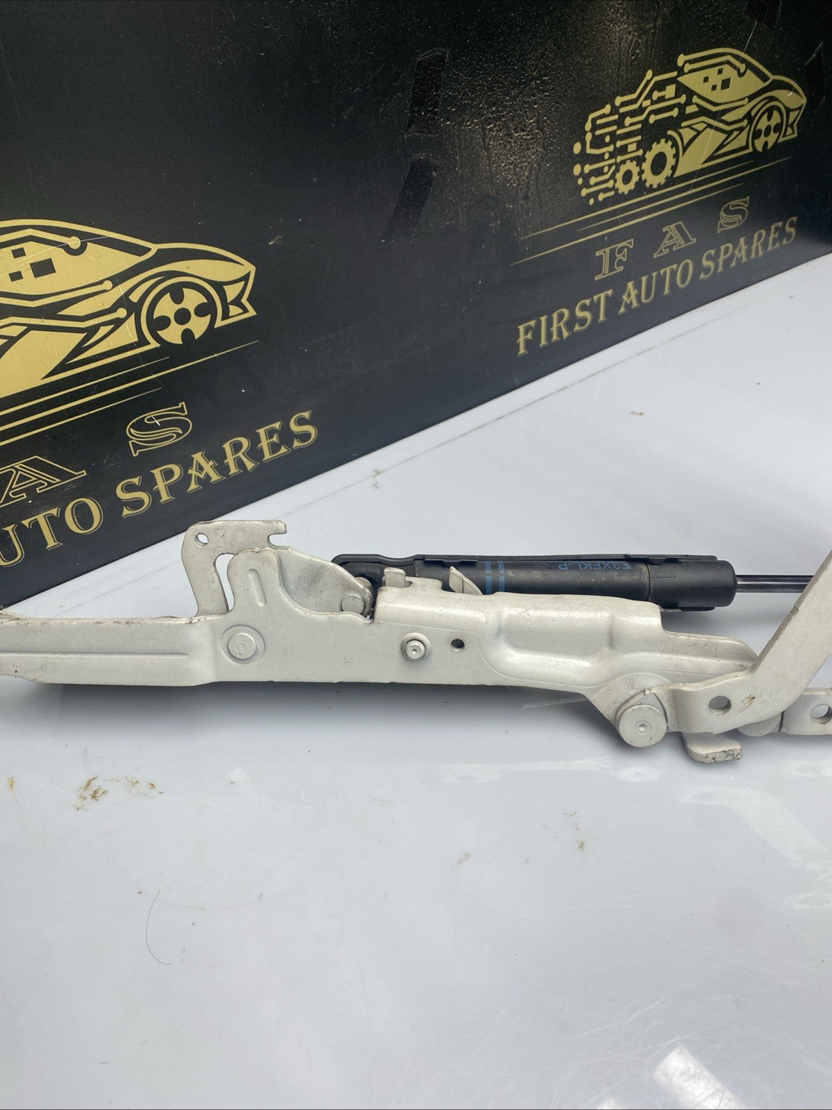 BMW 1 Series Right Driver OS Bonnet Hinge 13989610 F21 2011-2015