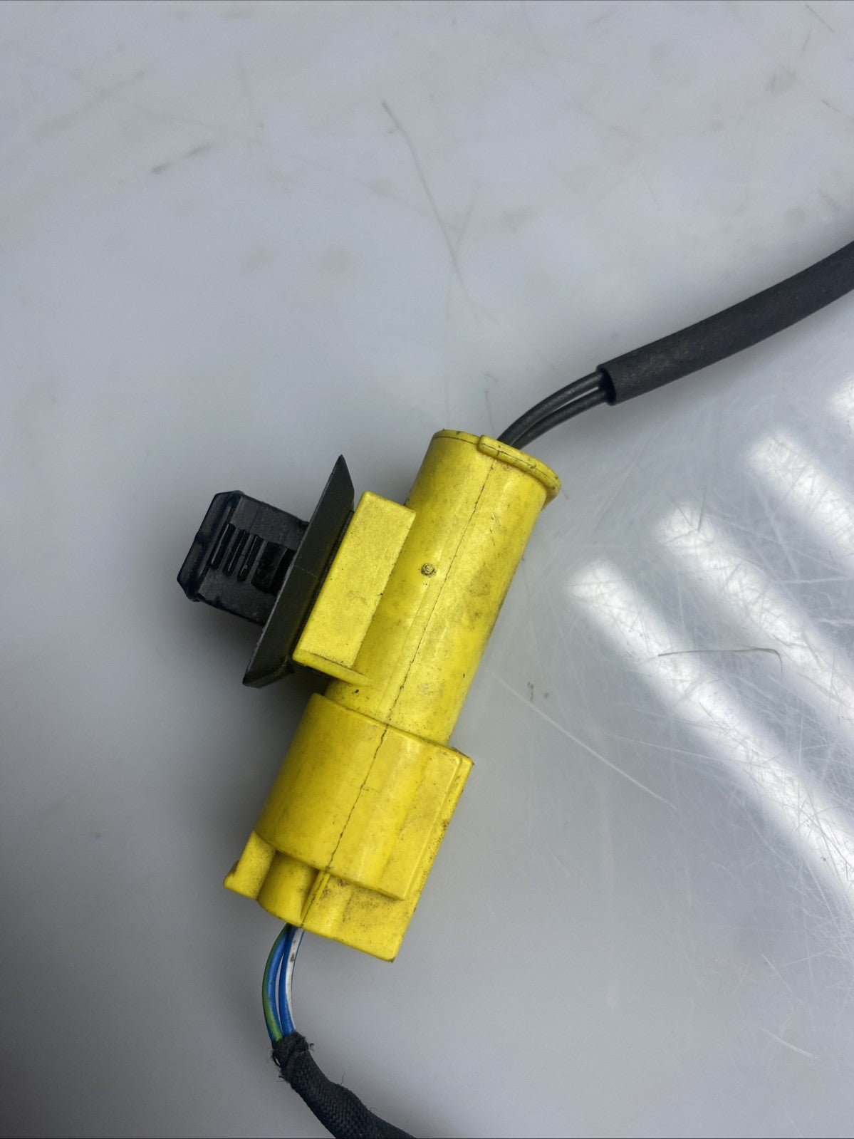  BMW X1  F48 FRONT PASSENGER SIDE BONNET HINGE ACTUATOR AL7300581 05
