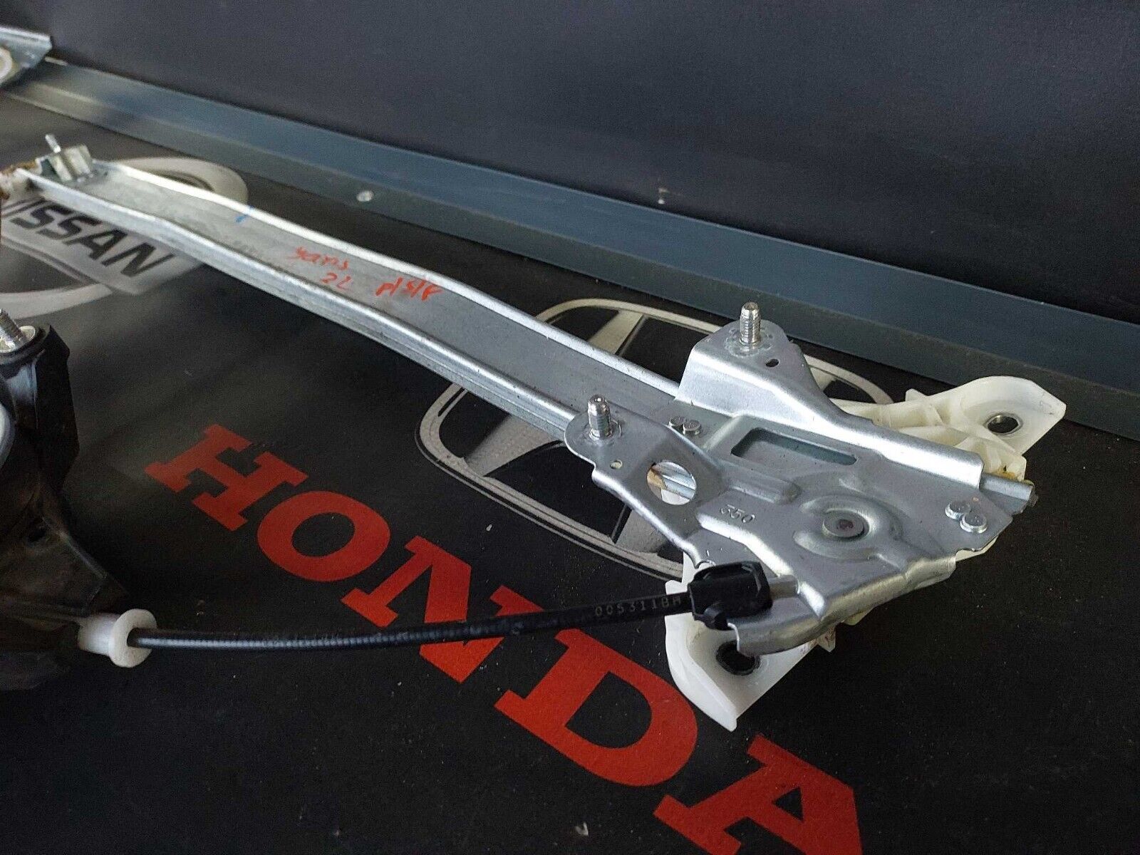 TOYOTA YARIS N/S FRONT WINDOW REGULATOR MOTOR 2022