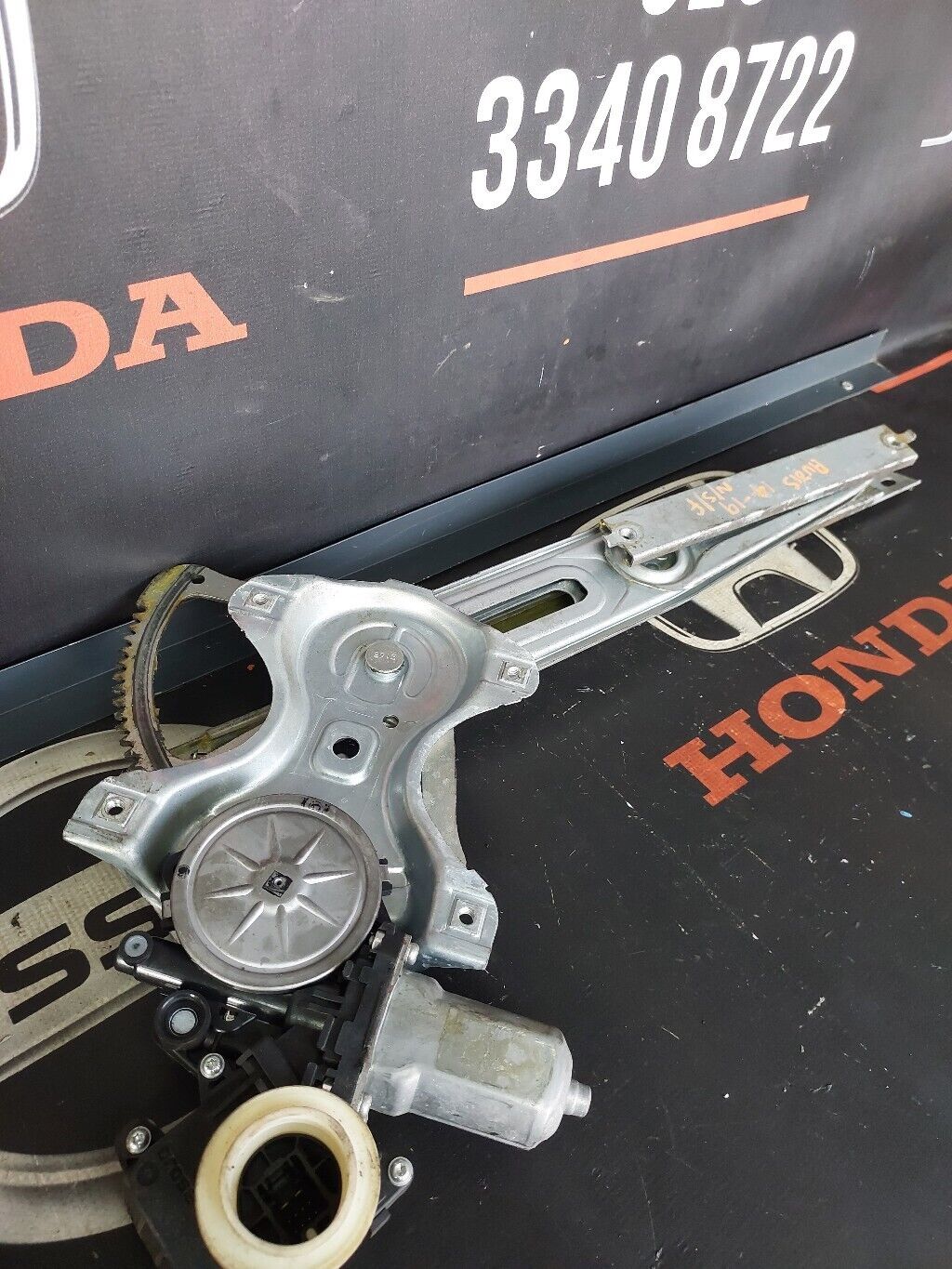 TOYOTA AURIS 14-19 N/S FRONT LEFT DOOR WINDOW REGULATOR MOTOR