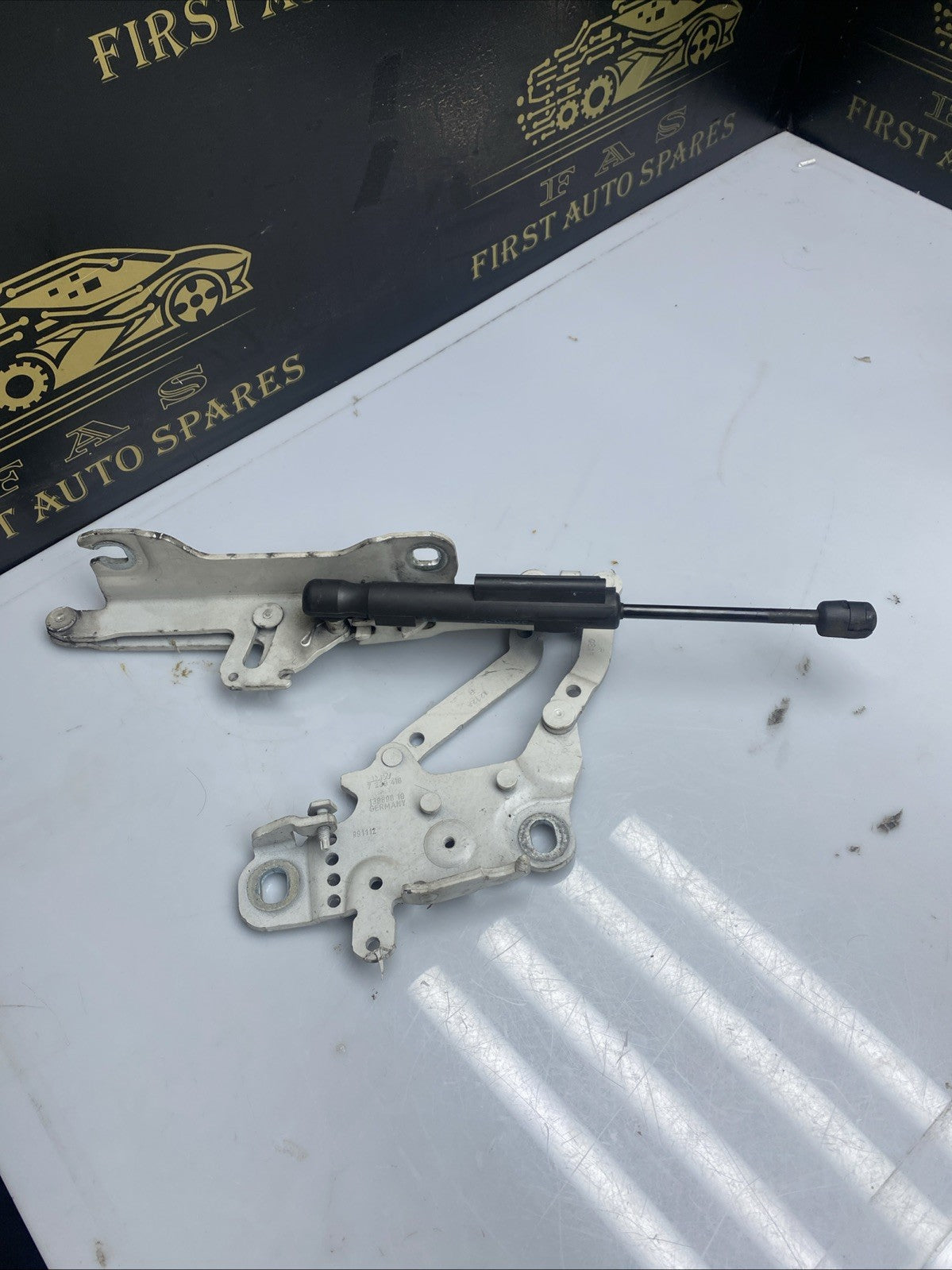 BMW 1 Series Right Driver OS Bonnet Hinge 13989610 F21 2011-2015