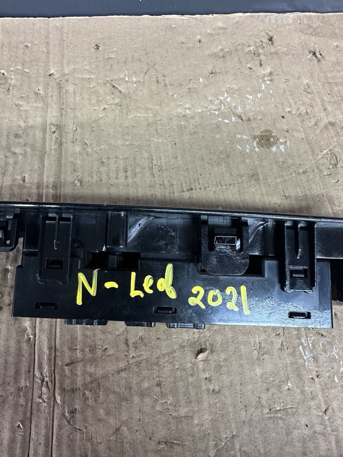 NISSAN LEAF MK2 2018-2024 DRIVERS DOOR WINDOW SWITCH  254015SJ0A