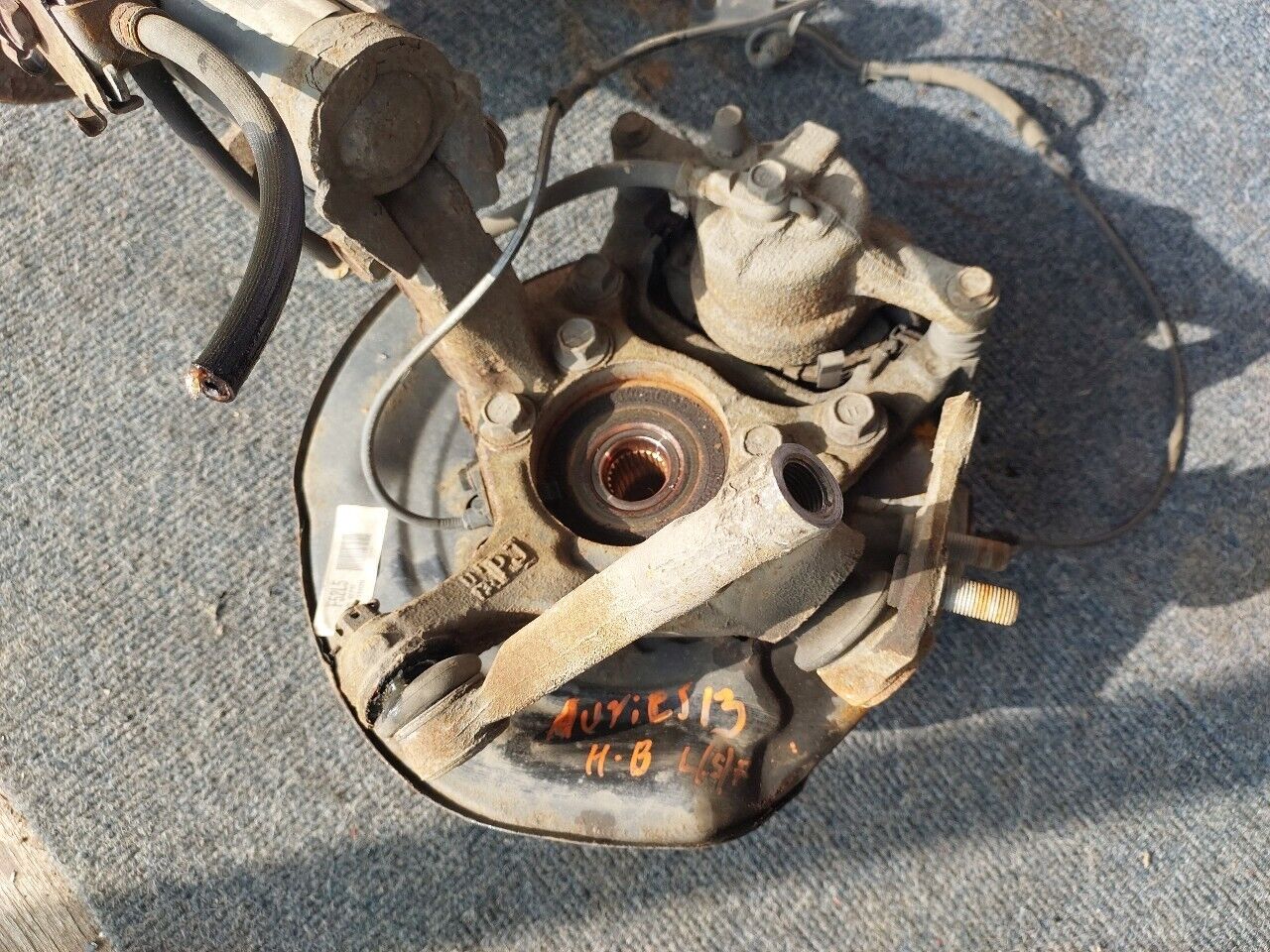 TOYOTA AURIS HATCHBACK N/S FRONT SUSPENSION LEG 2013