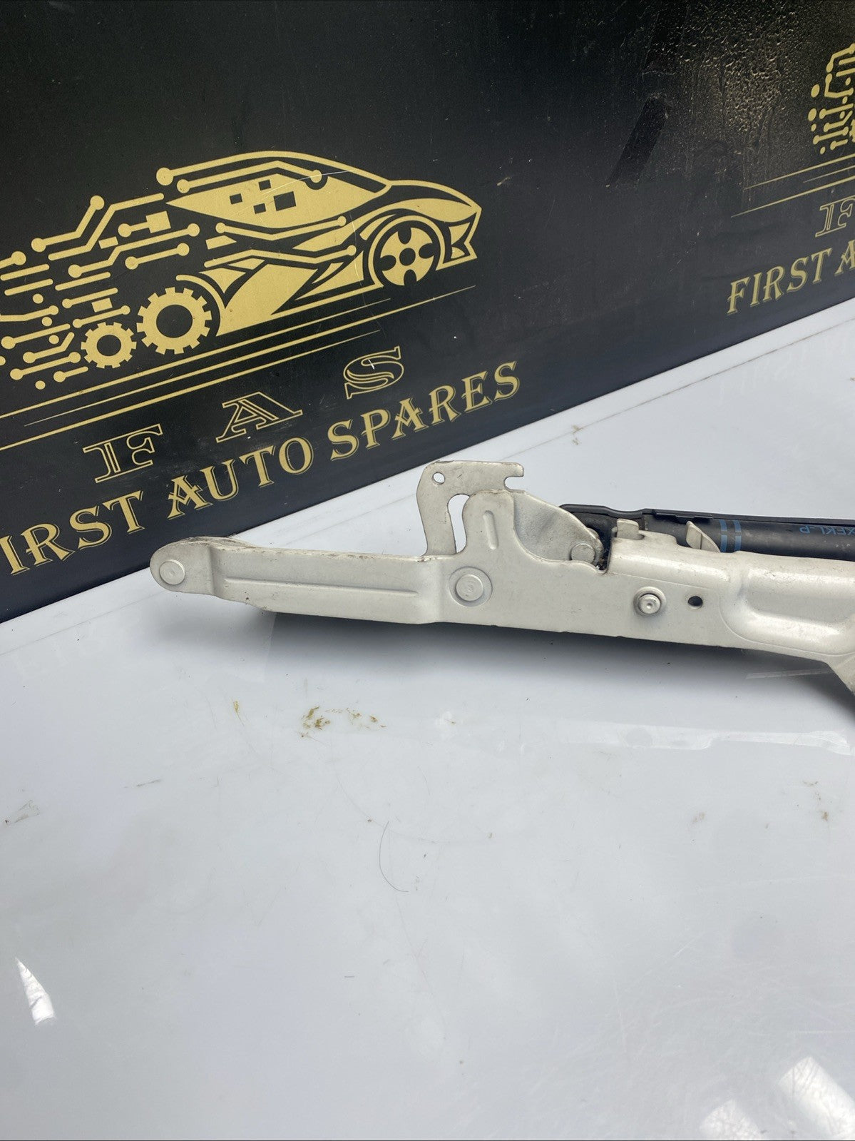 BMW 1 Series Right Driver OS Bonnet Hinge 13989610 F21 2011-2015