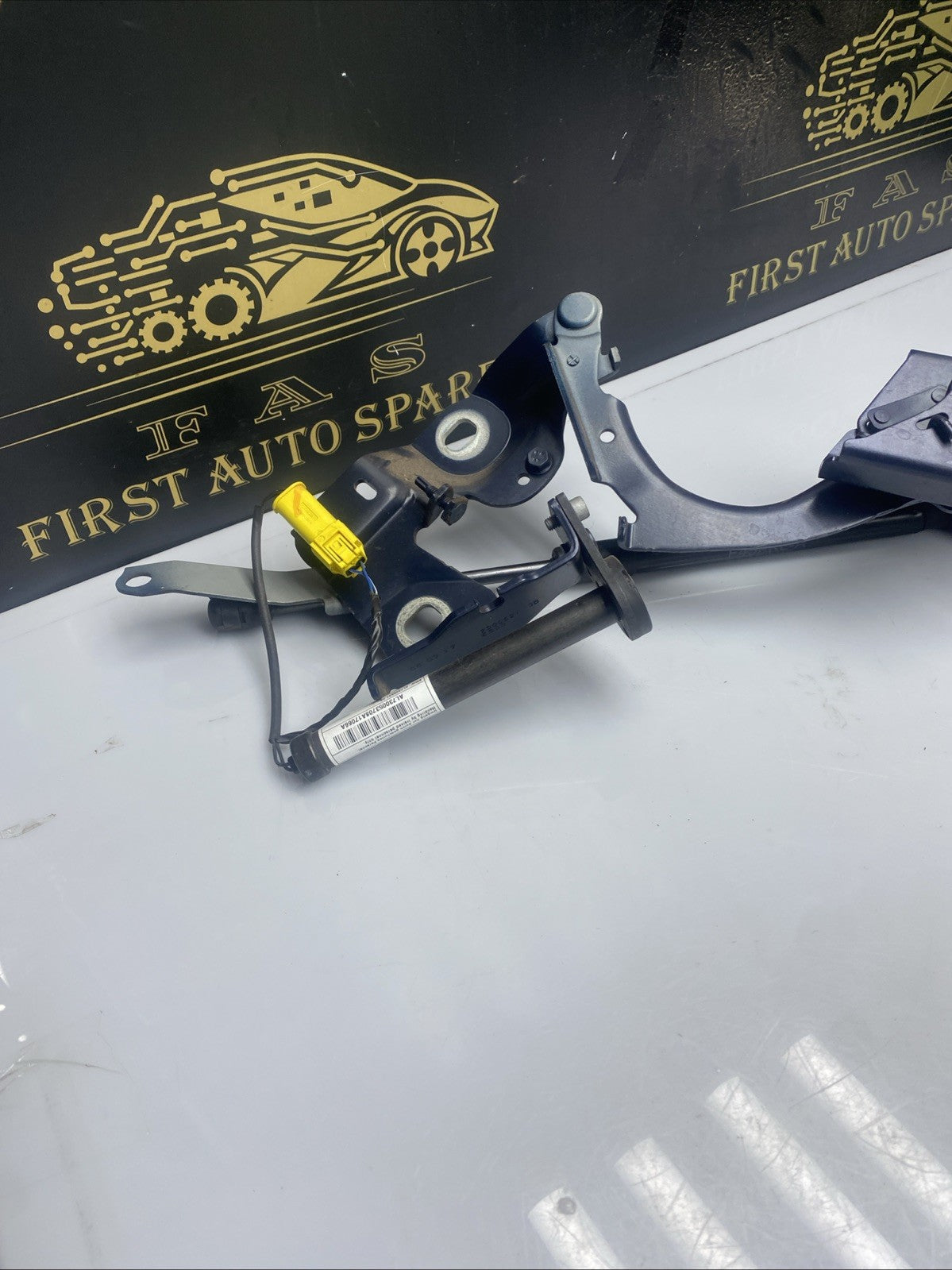 BMW 2 SERIES F45 F46 2015-2021 BONNET HINGE AND ACTUATOR LEFT N/S PASSENGER