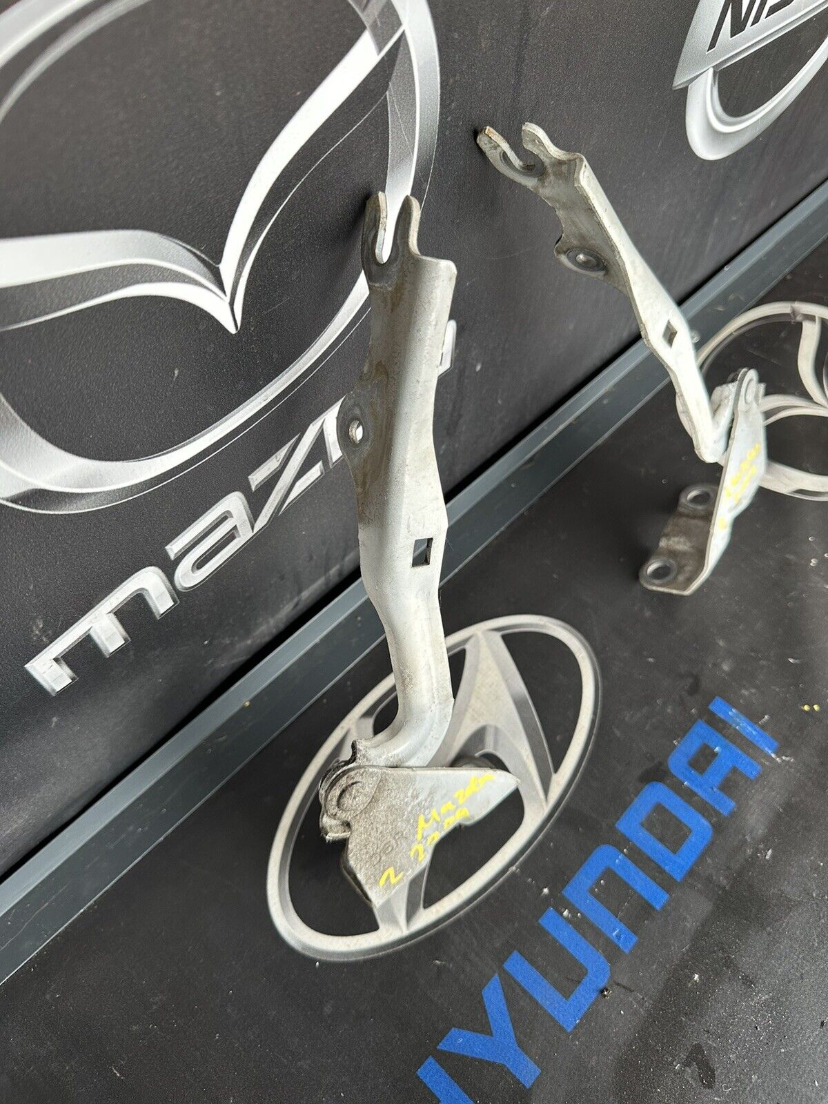 MAZDA 2 BONNET HINGES PAIR OF FRONT LEFT & RIGHT 2009