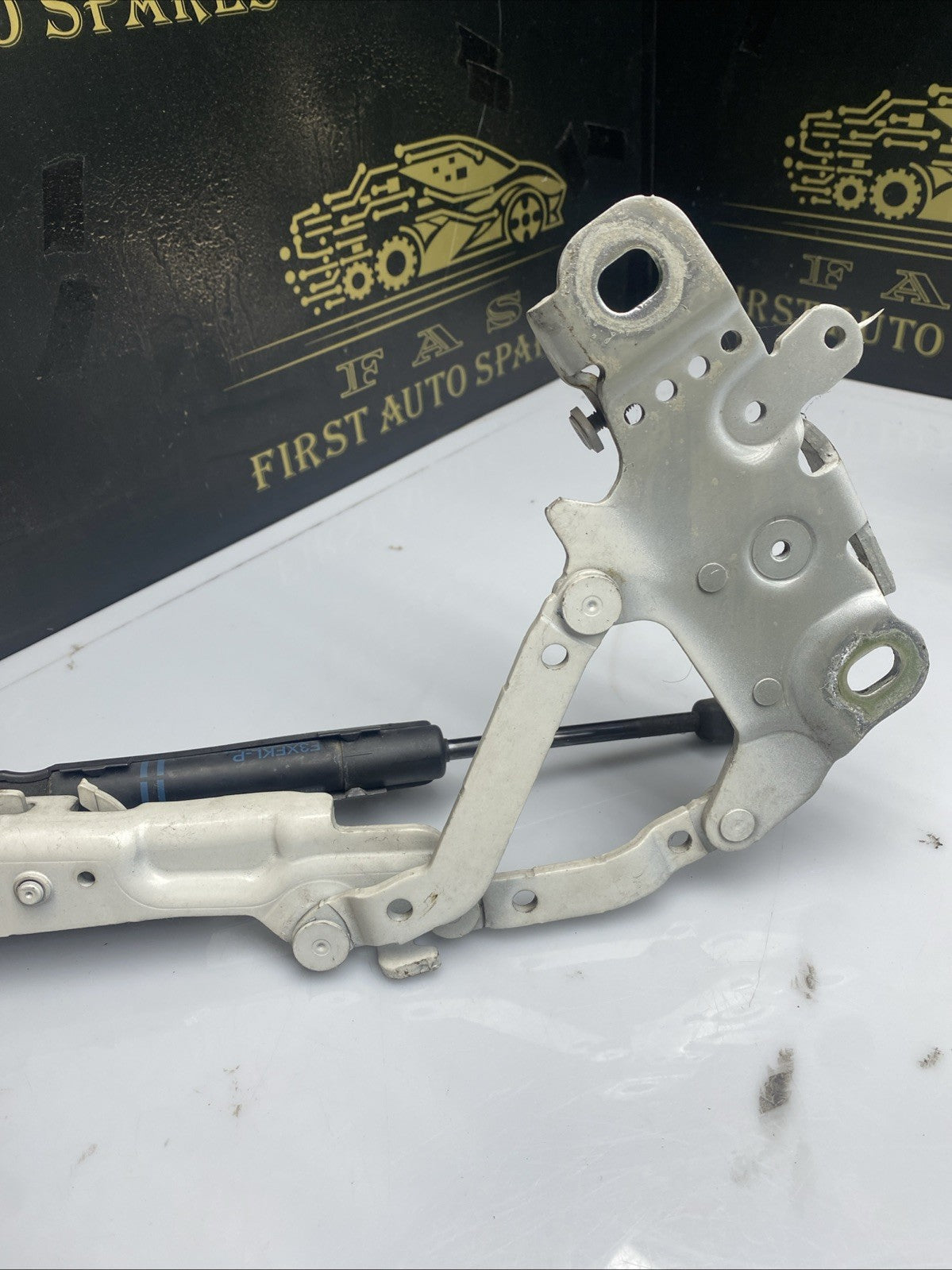 BMW 1 Series Right Driver OS Bonnet Hinge 13989610 F21 2011-2015