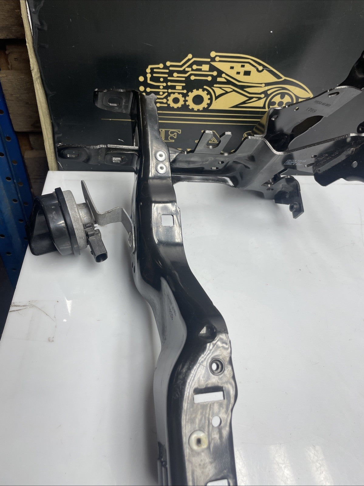 BMW 5 G30 G31 G38 2019 Front right headlight headlamp mounting bracket 7383858