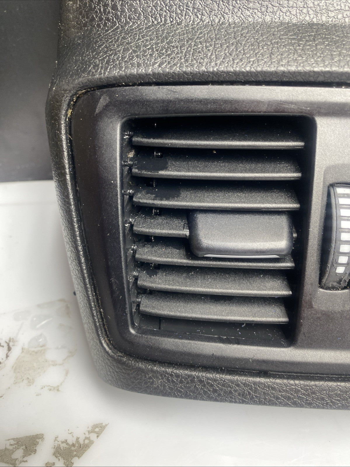 BMW 2 F45 2015 Rear air vent grill 9319567 DVV22869