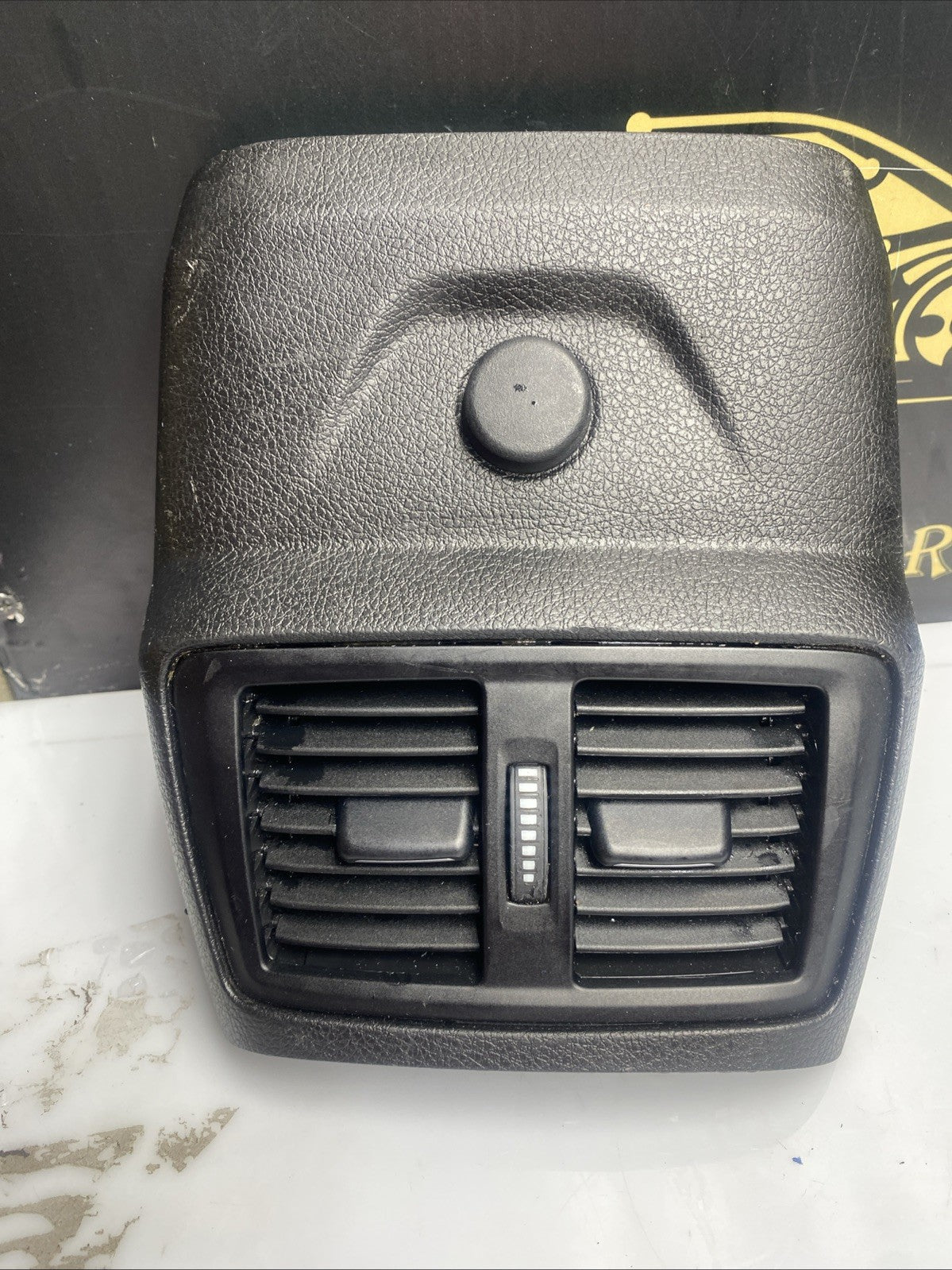 BMW 2 F45 2015 Rear air vent grill 9319567 DVV22869