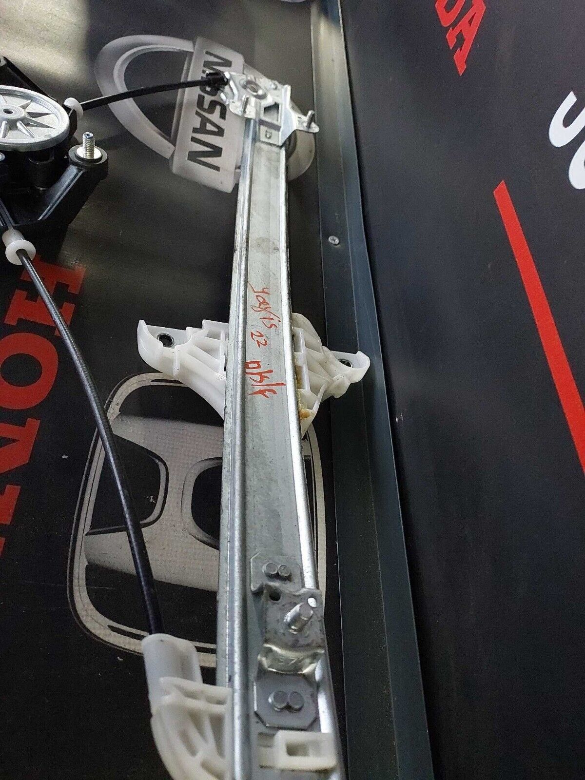 TOYOTA YARIS O/S FRONT WINDOW REGULATOR MOTOR