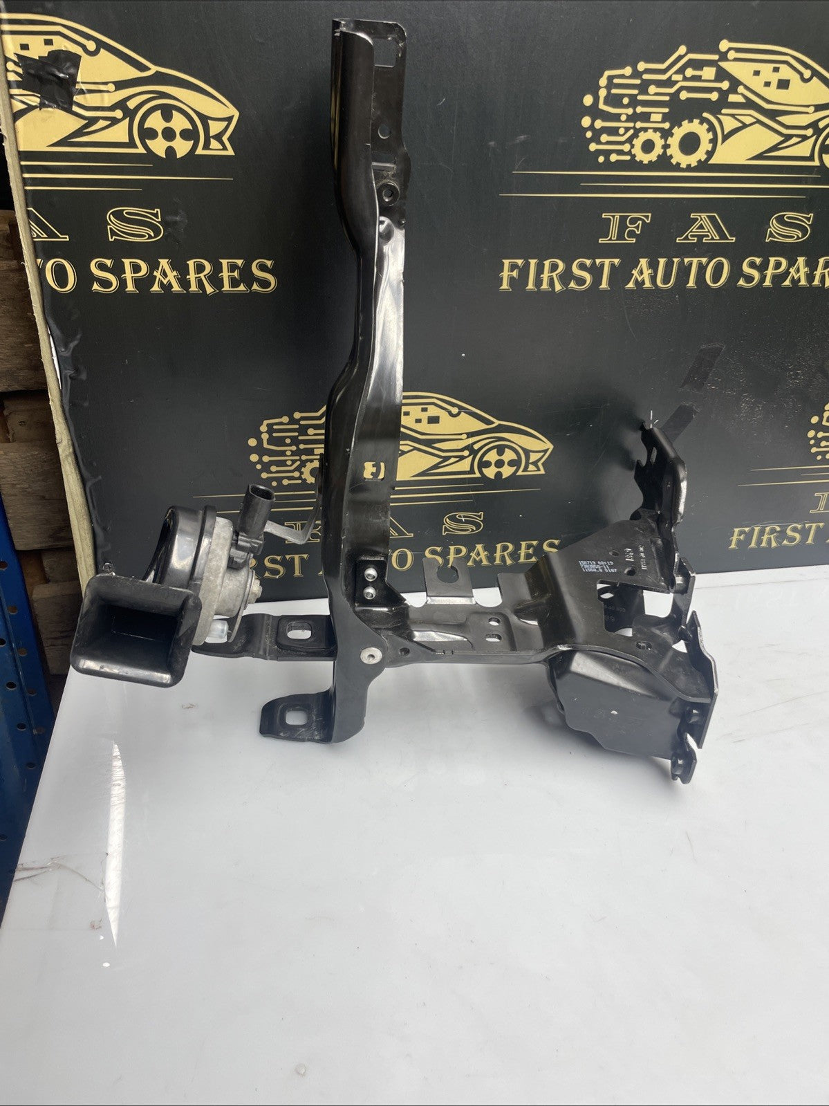 BMW 5 G30 G31 G38 2019 Front right headlight headlamp mounting bracket 7383858