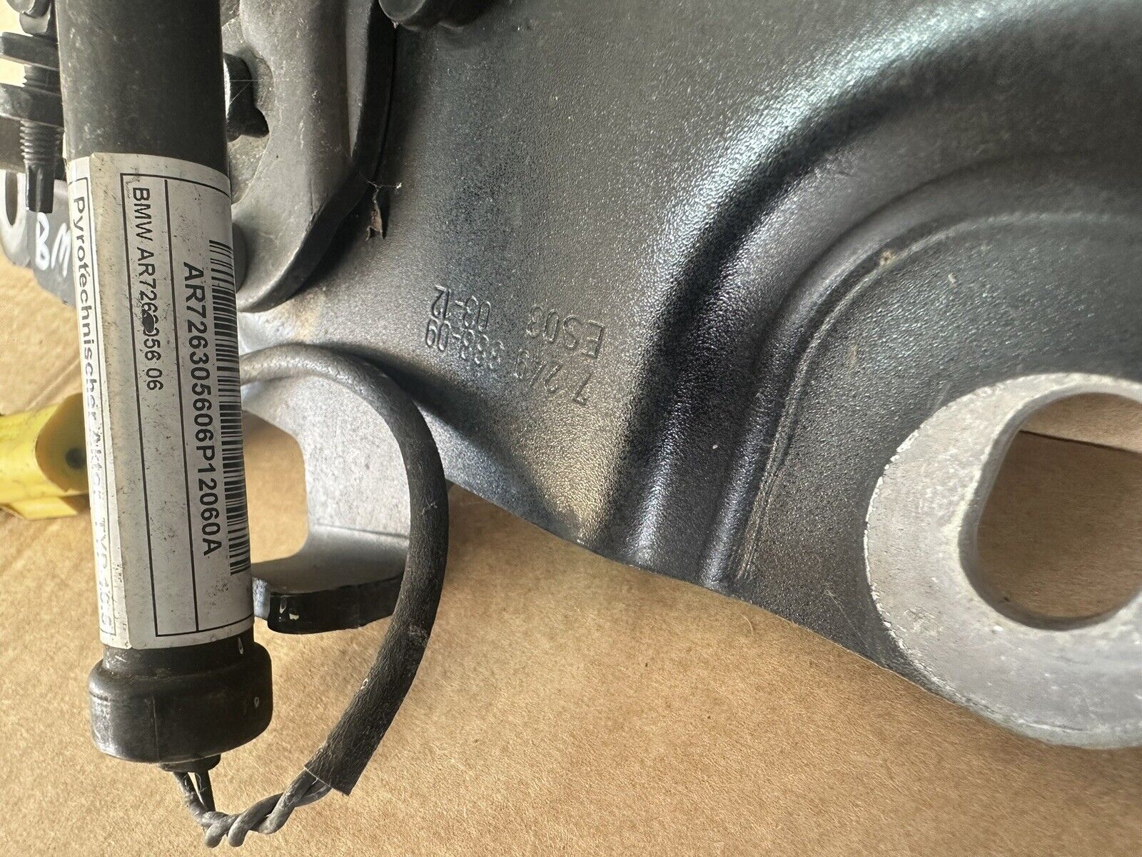 BMW 5 SERIES BONNET HOOD LID HINGES PAIR LEFT & RIGHT IN BLACK F10 2010 - 2016