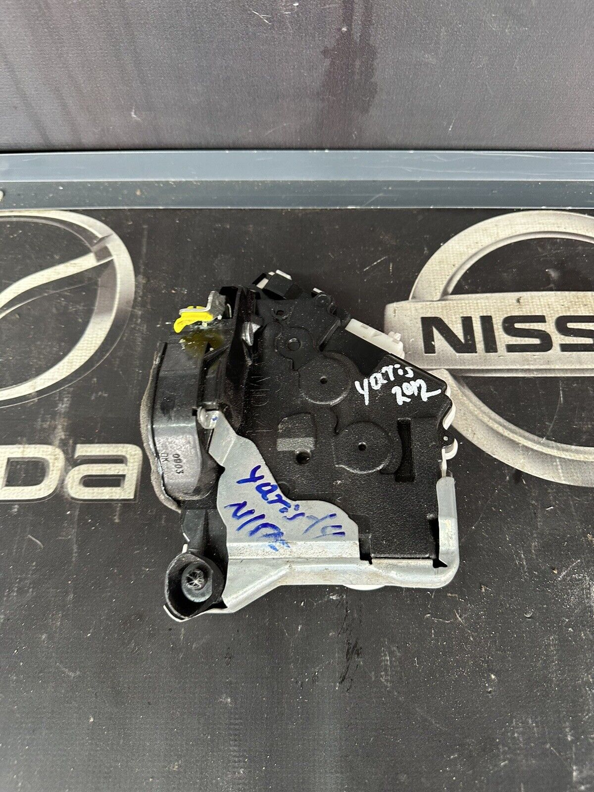 2012 TOYOTA YARIS DOOR LOCK MECHANISM NEAR SIDE FRONT