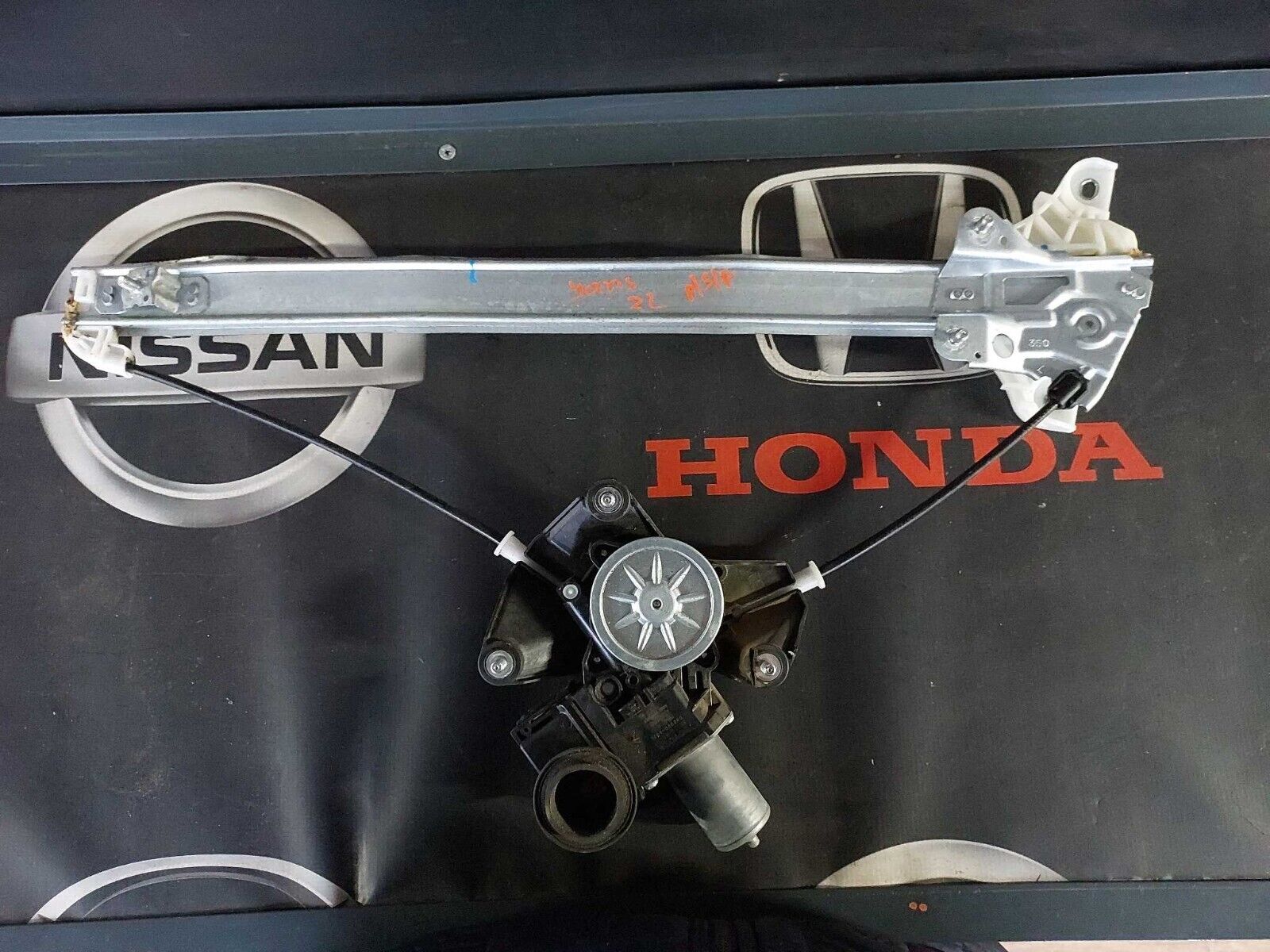 TOYOTA YARIS N/S FRONT WINDOW REGULATOR MOTOR 2022