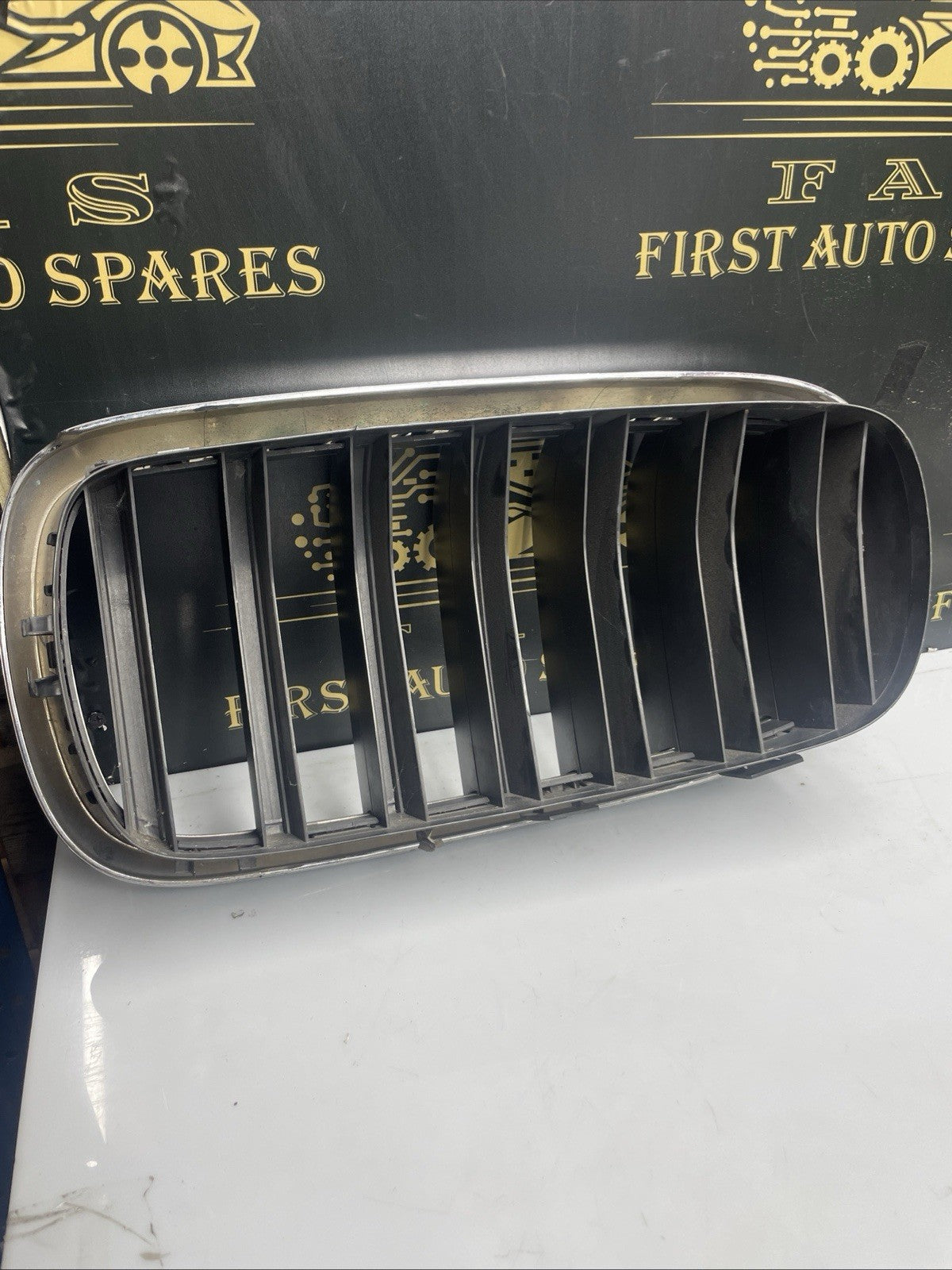 GENUINE BMW X5 F15 2014- 2018 FRONT RIGHT SIDE BUMPER UPPER KIDNEY GRILL 7316076