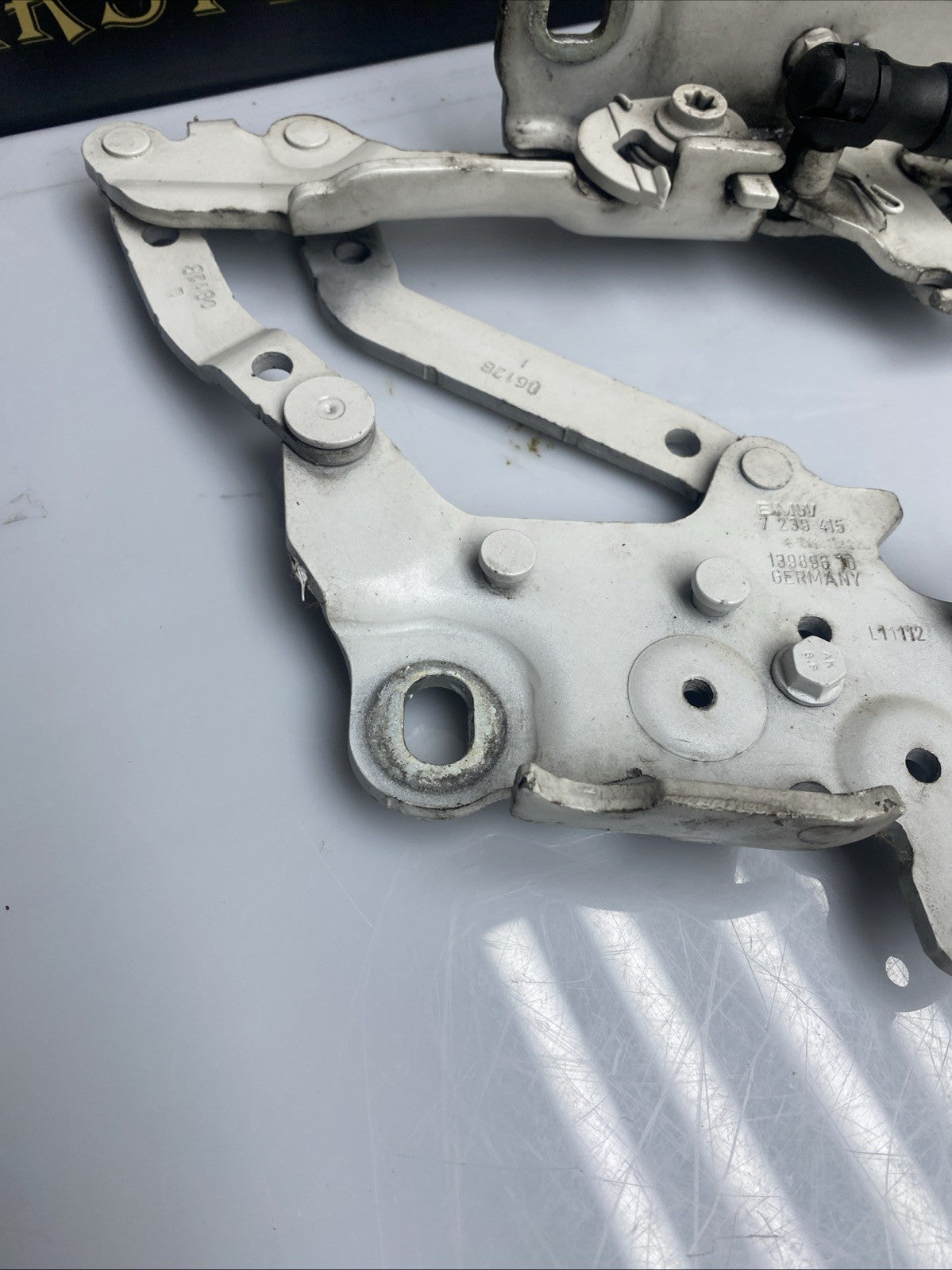 BMW 1 SERIES BONNET HINGE FRONT LEFT PASSENGER SIDE F20 2011-2015