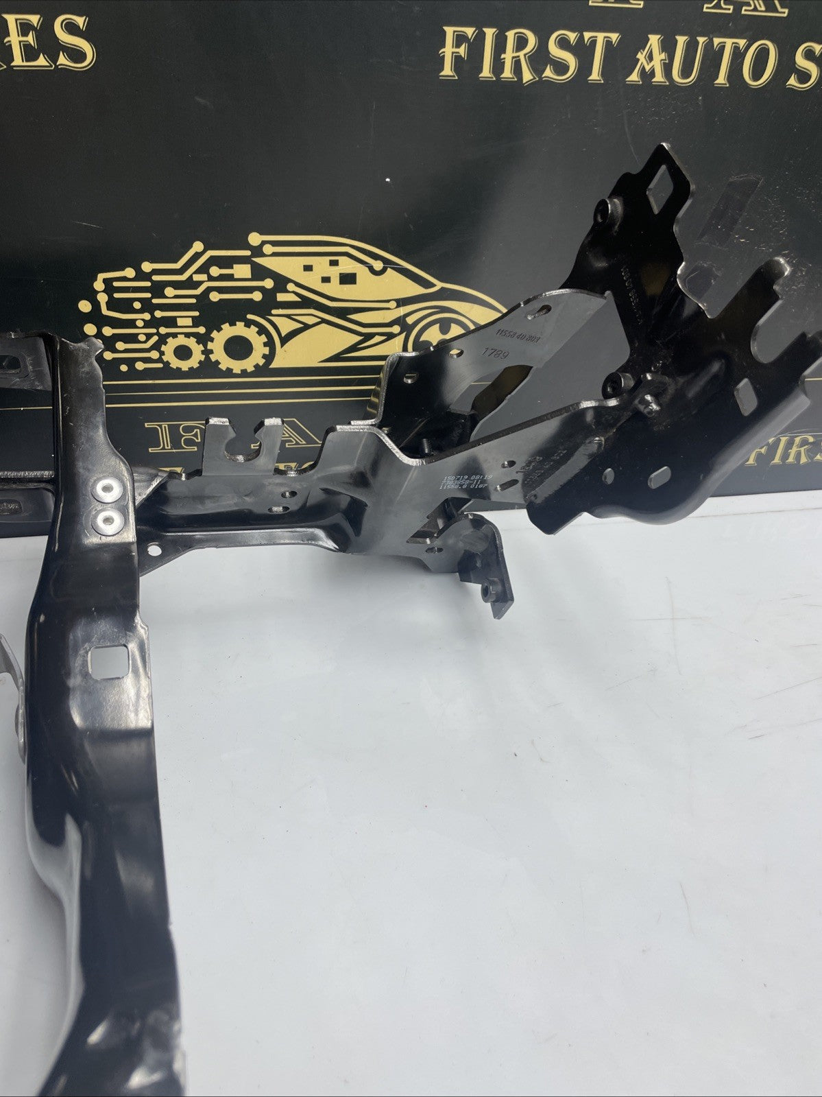 BMW 5 G30 G31 G38 2019 Front right headlight headlamp mounting bracket 7383858