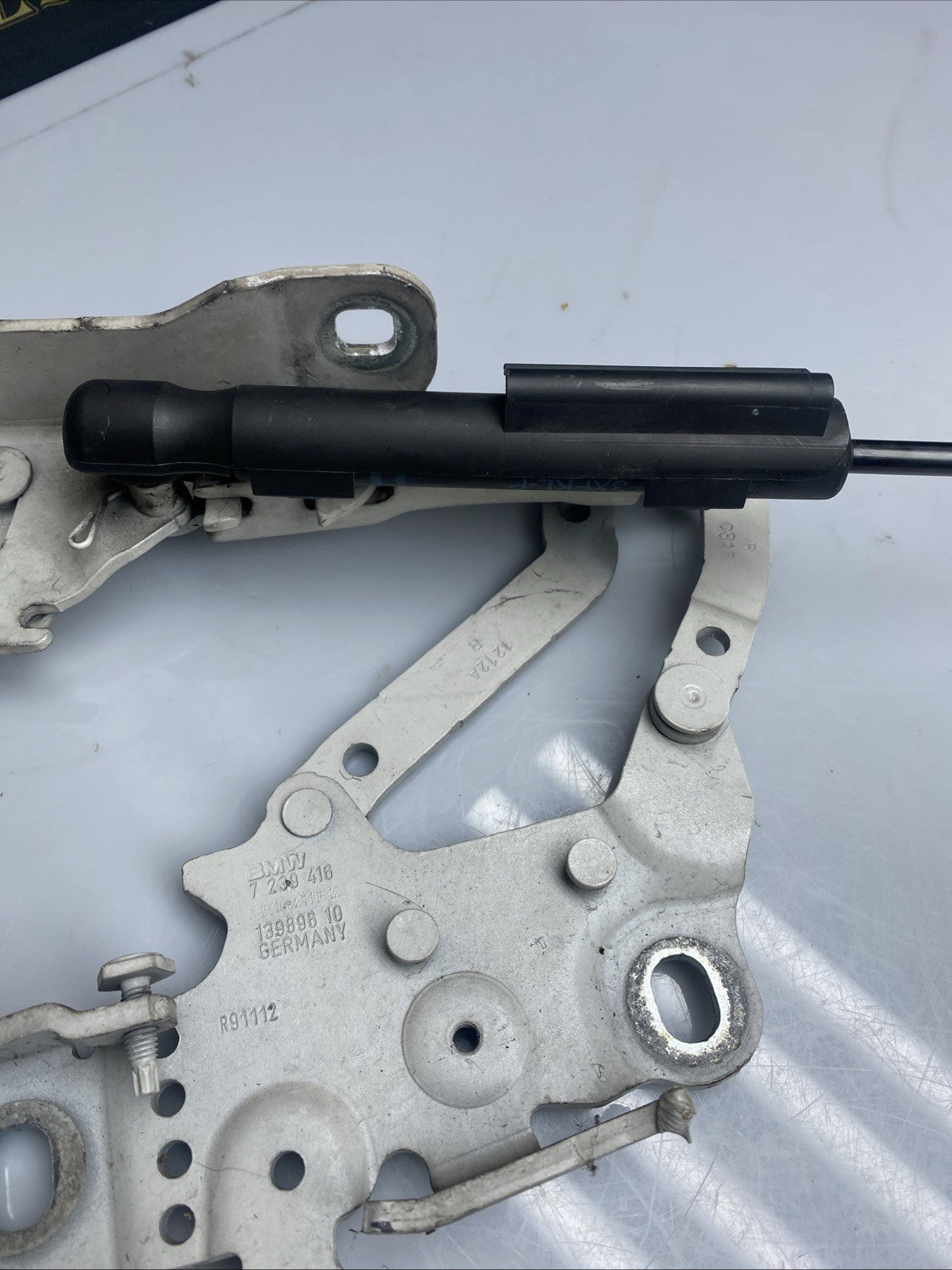 BMW 1 Series Right Driver OS Bonnet Hinge 13989610 F21 2011-2015