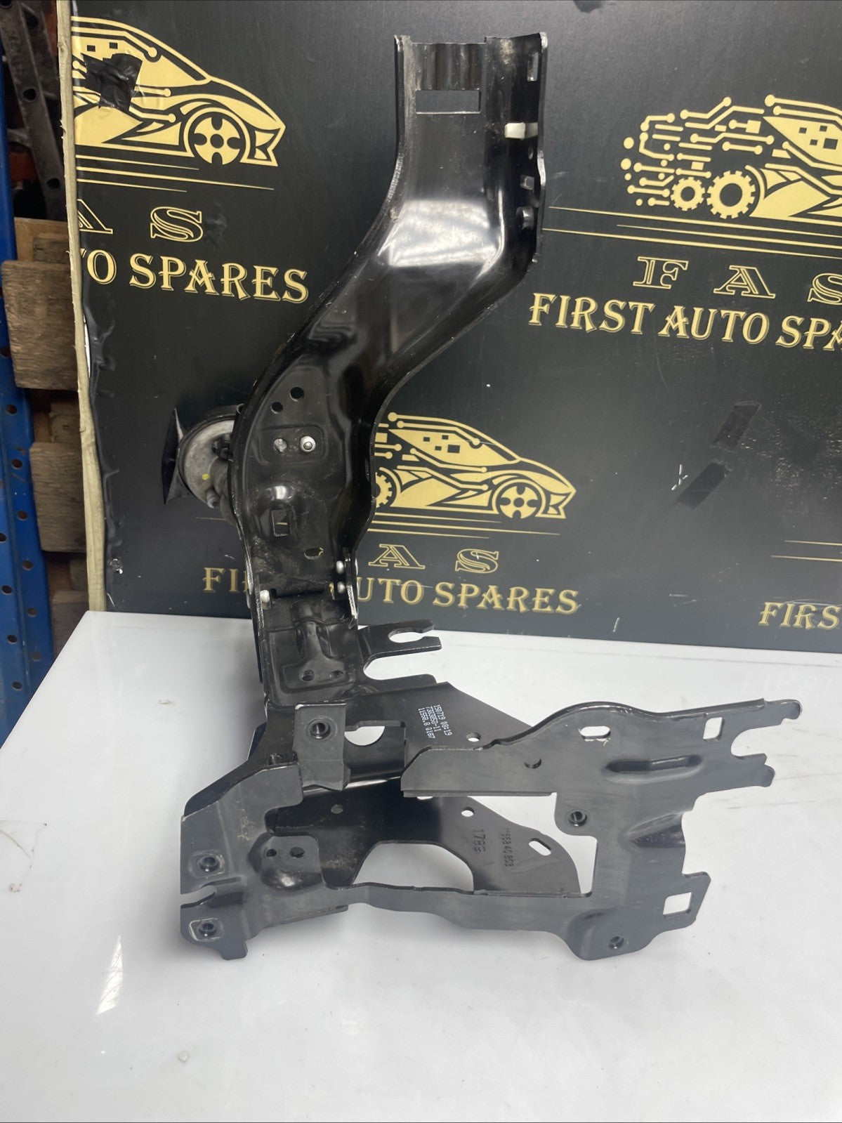 BMW 5 G30 G31 G38 2019 Front right headlight headlamp mounting bracket 7383858