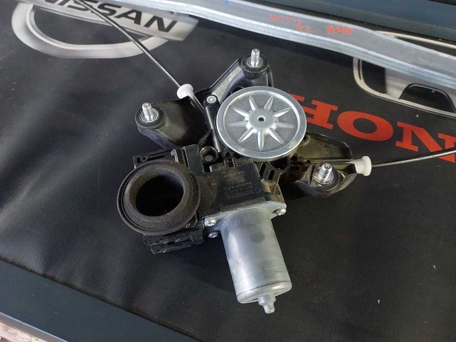 TOYOTA YARIS N/S FRONT WINDOW REGULATOR MOTOR 2022