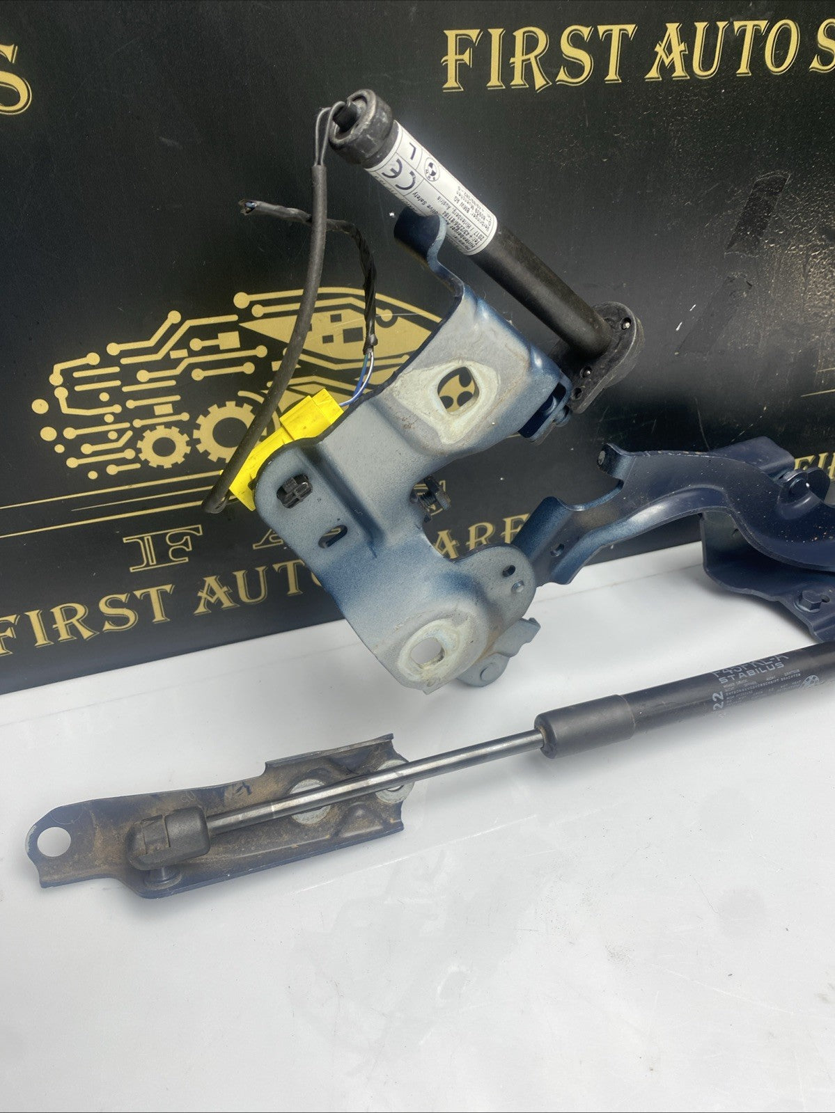 BMW 2 SERIES F45 F46 2015-2021 BONNET HINGE AND ACTUATOR LEFT N/S PASSENGER