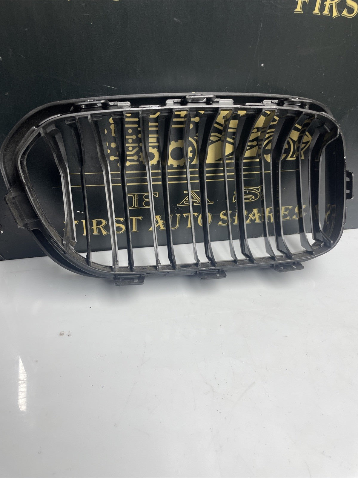 BMW 1 SERIES F20 F21 FRONT RIGHT KIDNEY GRILLE 7371748
