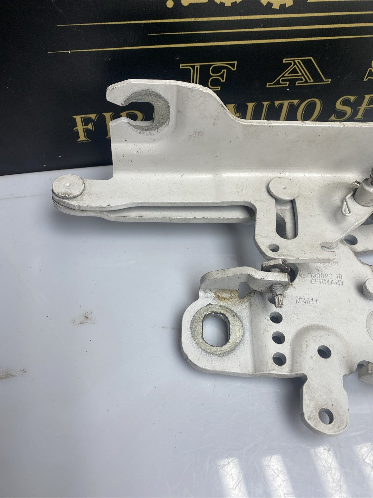 BMW 1 SERIES BONNET HINGE FRONT RIGHT PASSENGER SIDE F20 2011-2015