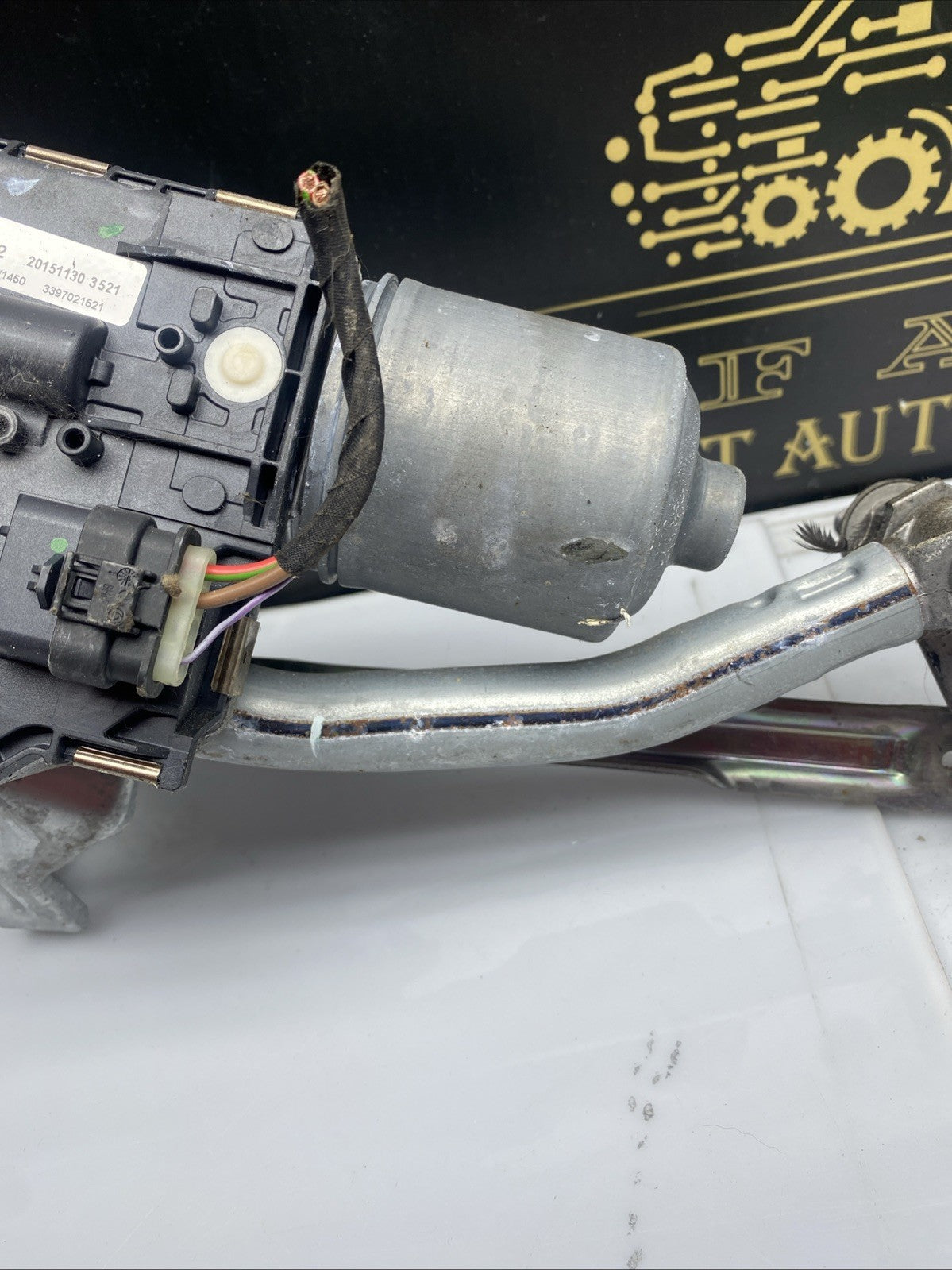 BMW 5 Series F10 F11 Front Windscreen Wiper Motor & Linkage  7308772