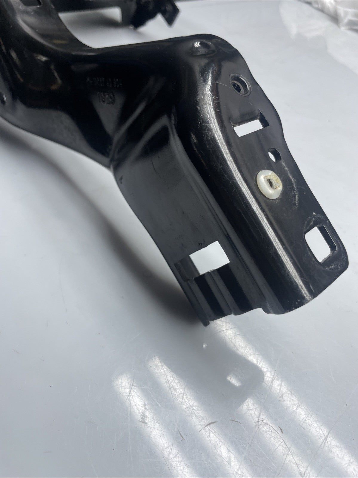 BMW 5 G30 G31 G38 2019 Front right headlight headlamp mounting bracket 7383858