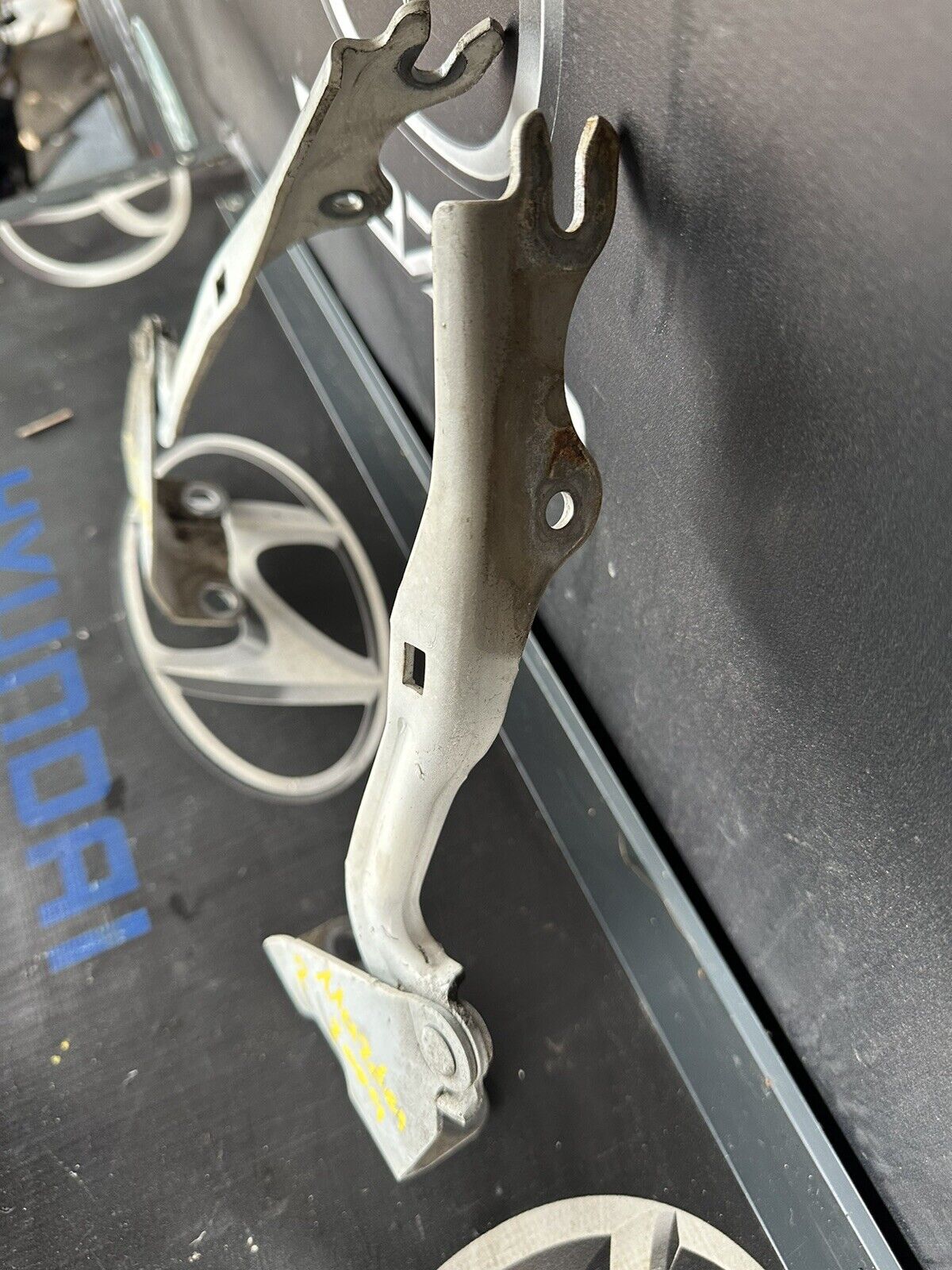 MAZDA 2 BONNET HINGES PAIR OF FRONT LEFT & RIGHT 2009