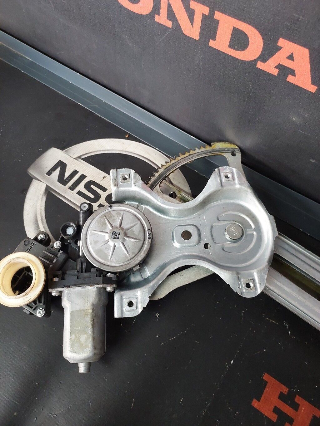 TOYOTA AURIS 14-19 N/S FRONT LEFT DOOR WINDOW REGULATOR MOTOR