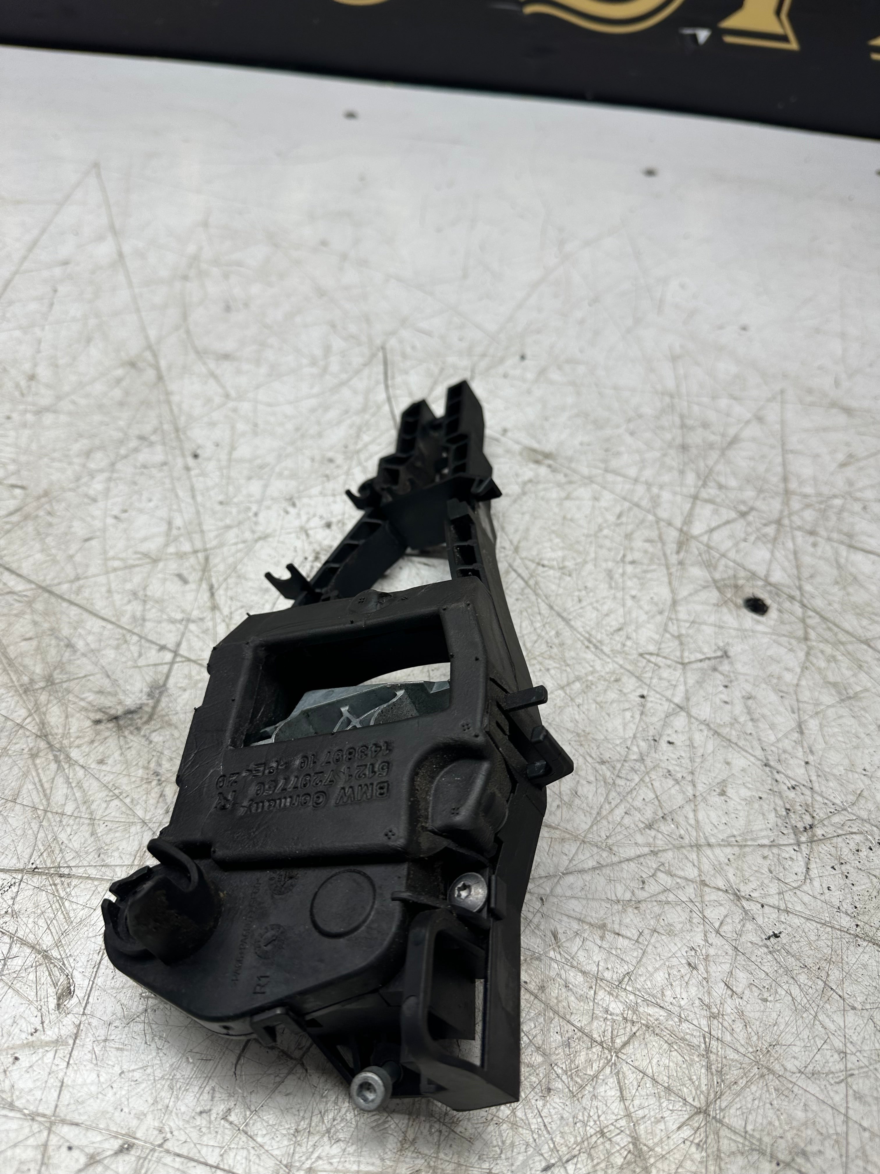 BMW 1 Series F20 LCI Front Door Handle Bracket – Driver Side (7297750)