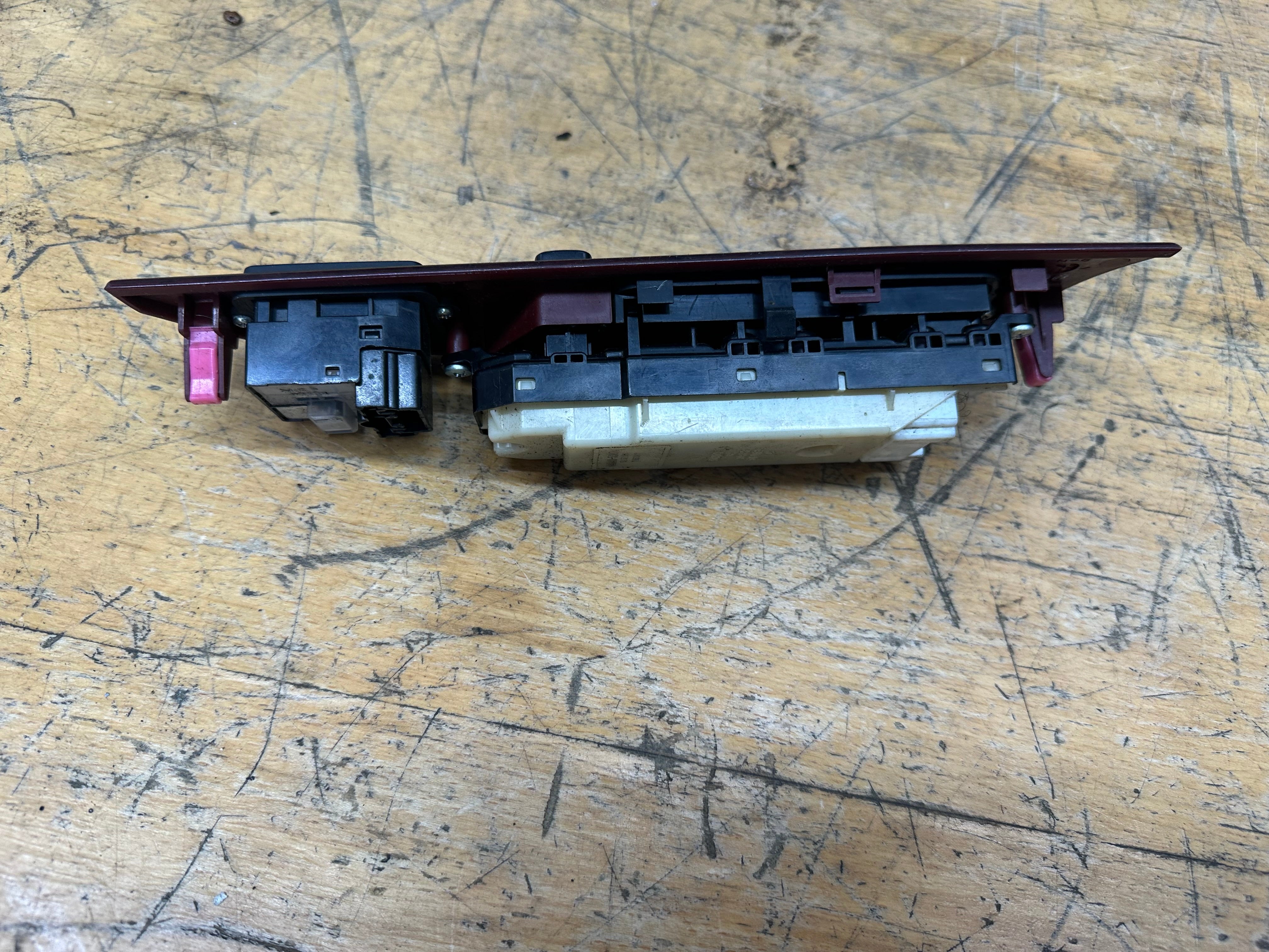 Lexus IS250 Saloon 2009 Front Right Driver’s Door Window Switch (84040-53070)