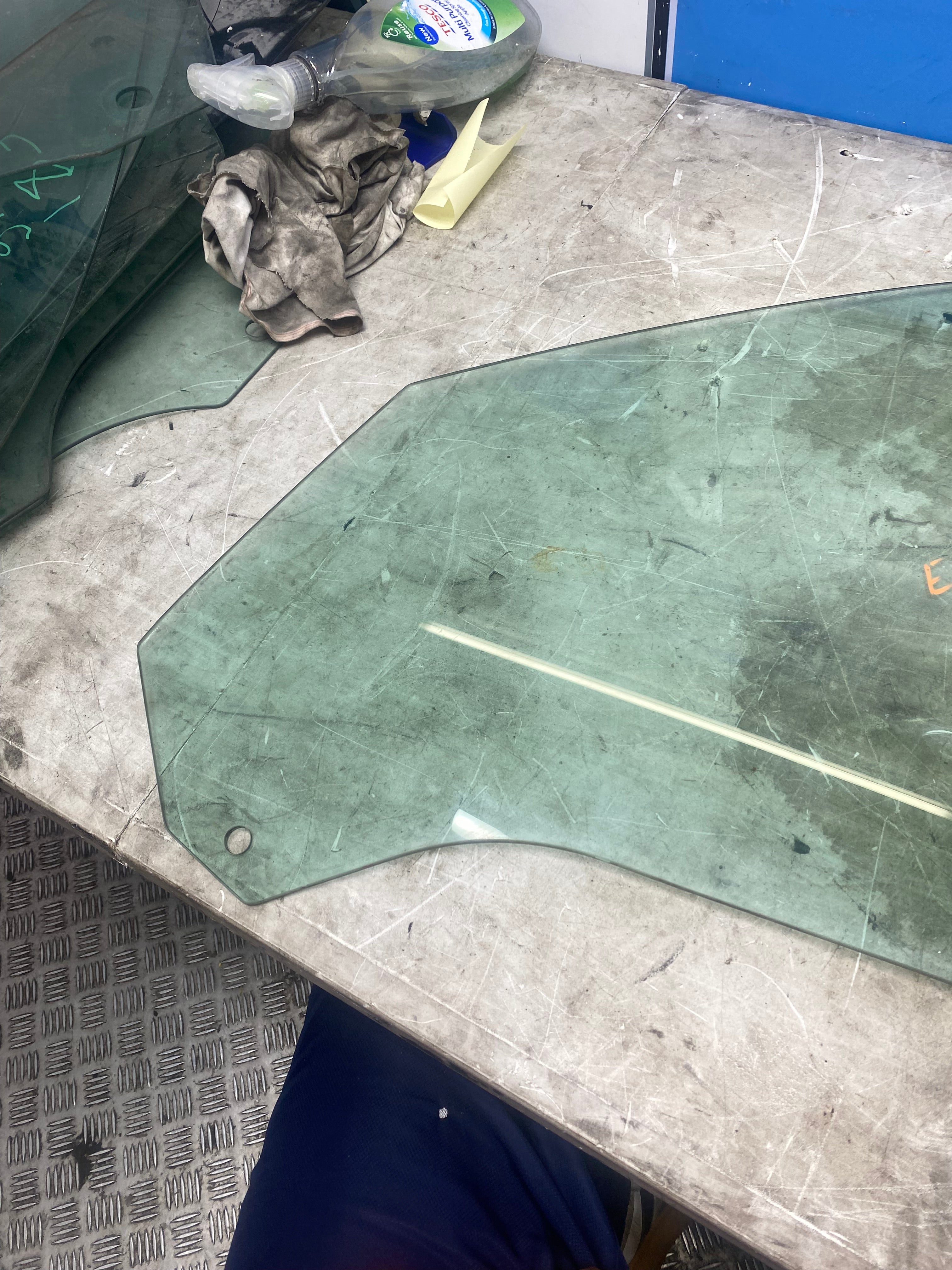 BMW Z8 E52 Front Passenger Side Window Glass 2000–2003
