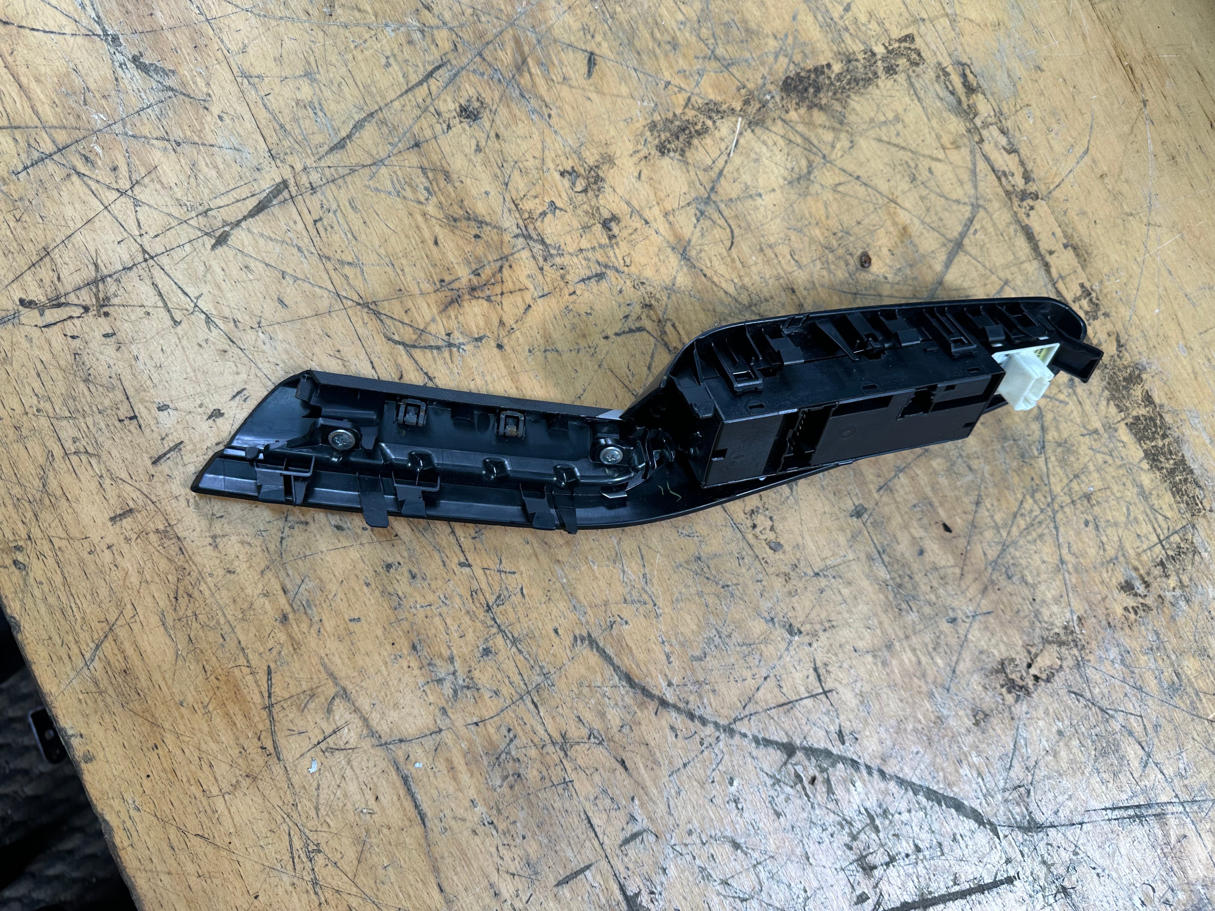 Nissan Qashqai 2019 Front Right Driver’s Electric Window Switch (220117SN1)